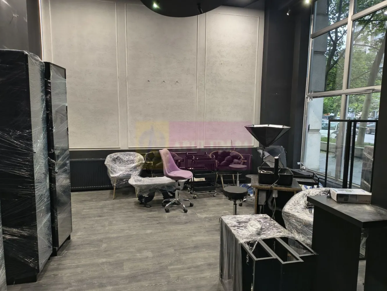 Spațiu zona Bulevardul Unirii - Zepter - Spațiu comercial disponibil pentru vânzare. Pretabil orice tip de activitate. Zona ultracentrala, birouri, banci, multinationale, trafic pietonal.Spatiu Comercial adiacent din Bulevardul Unirii, pe diagonala de Blocul Zepter. Spatiul este pe partea cu BCR, alături de Kuzini și înainte de reprezentanta Grawe Romania, chiar vav de Bosch Romania. In fata spatiului se poate parca in spic, deasemenea in curtea interioara din spate sunt rezervate 2 locuri de parcare pentru acces marfa. Spatiul dispune de centrala termica proprie, are doua cai de acces (accesul principal dinspre Bulevardul Unirii - Ion Pillat si din spate pe strada Turturelelor, intrarea de marfa). Compartimentarea este foarte placuta, sunt create 5 zone distincte, prima la care s-a lasat inaltimea de 5ml si s-a facut o frumoasa scafa cu lumini este partea de acces clienti, expozitie sau frontdesk, showroom de aproximativ 40 mp, a doua este cea care permite accesul din zona de primire marfa unde avem si panou electric cu o suprafata de aproximativ 30mp deasupra careia s-a preferat la renuntarea la inaltime si s-a creat o zona ideala pentru backoffice sau minisalon mai intim, aici avem tot spre 30mp, a patra zona este ce cu grupurile sanitare si bucataria unde regasim si centrala termica proprie, deasupra celei de a patra zone deasemenea s-a creat o supanta care are tot rol de backoffice foarte intim, aici avem o suprafata de aproximativ 13mp, practic spatiul ofera prin compartimentarea actuala in jur de 120-130 mp. Locația este perfectă pentru orice tip de activitate (birouri, showroom, coafor, barber shop, cofetărie, cafenea, cabinet medical, vinotecă, atelier de creație) fiind un spațiu ce oferă un plus la prestigiul și valoarea afacerii desfășurate aici. Daniel, Apulum94. Comisionul agenției este de 3+TVA din preț. La vizionare se semnează formularul agenției.