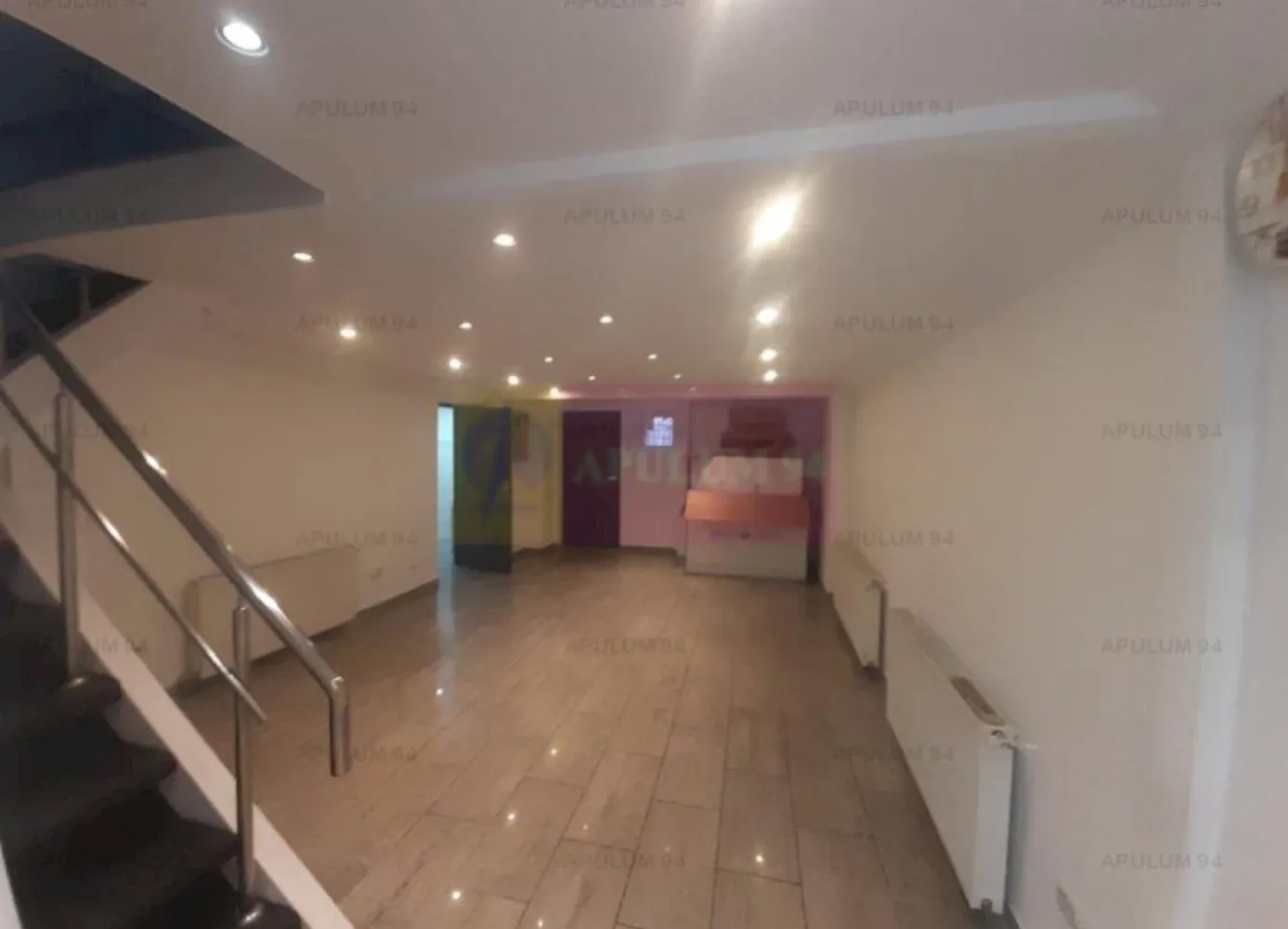 Spațiu zona Bulevardul Unirii - Zepter - Spațiu comercial disponibil pentru vânzare. Pretabil orice tip de activitate. Zona ultracentrala, birouri, banci, multinationale, trafic pietonal.Spatiu Comercial adiacent din Bulevardul Unirii, pe diagonala de Blocul Zepter. Spatiul este pe partea cu BCR, alături de Kuzini și înainte de reprezentanta Grawe Romania, chiar vav de Bosch Romania. In fata spatiului se poate parca in spic, deasemenea in curtea interioara din spate sunt rezervate 2 locuri de parcare pentru acces marfa. Spatiul dispune de centrala termica proprie, are doua cai de acces (accesul principal dinspre Bulevardul Unirii - Ion Pillat si din spate pe strada Turturelelor, intrarea de marfa). Compartimentarea este foarte placuta, sunt create 5 zone distincte, prima la care s-a lasat inaltimea de 5ml si s-a facut o frumoasa scafa cu lumini este partea de acces clienti, expozitie sau frontdesk, showroom de aproximativ 40 mp, a doua este cea care permite accesul din zona de primire marfa unde avem si panou electric cu o suprafata de aproximativ 30mp deasupra careia s-a preferat la renuntarea la inaltime si s-a creat o zona ideala pentru backoffice sau minisalon mai intim, aici avem tot spre 30mp, a patra zona este ce cu grupurile sanitare si bucataria unde regasim si centrala termica proprie, deasupra celei de a patra zone deasemenea s-a creat o supanta care are tot rol de backoffice foarte intim, aici avem o suprafata de aproximativ 13mp, practic spatiul ofera prin compartimentarea actuala in jur de 120-130 mp. Locația este perfectă pentru orice tip de activitate (birouri, showroom, coafor, barber shop, cofetărie, cafenea, cabinet medical, vinotecă, atelier de creație) fiind un spațiu ce oferă un plus la prestigiul și valoarea afacerii desfășurate aici. Daniel, Apulum94. Comisionul agenției este de 3+TVA din preț. La vizionare se semnează formularul agenției.