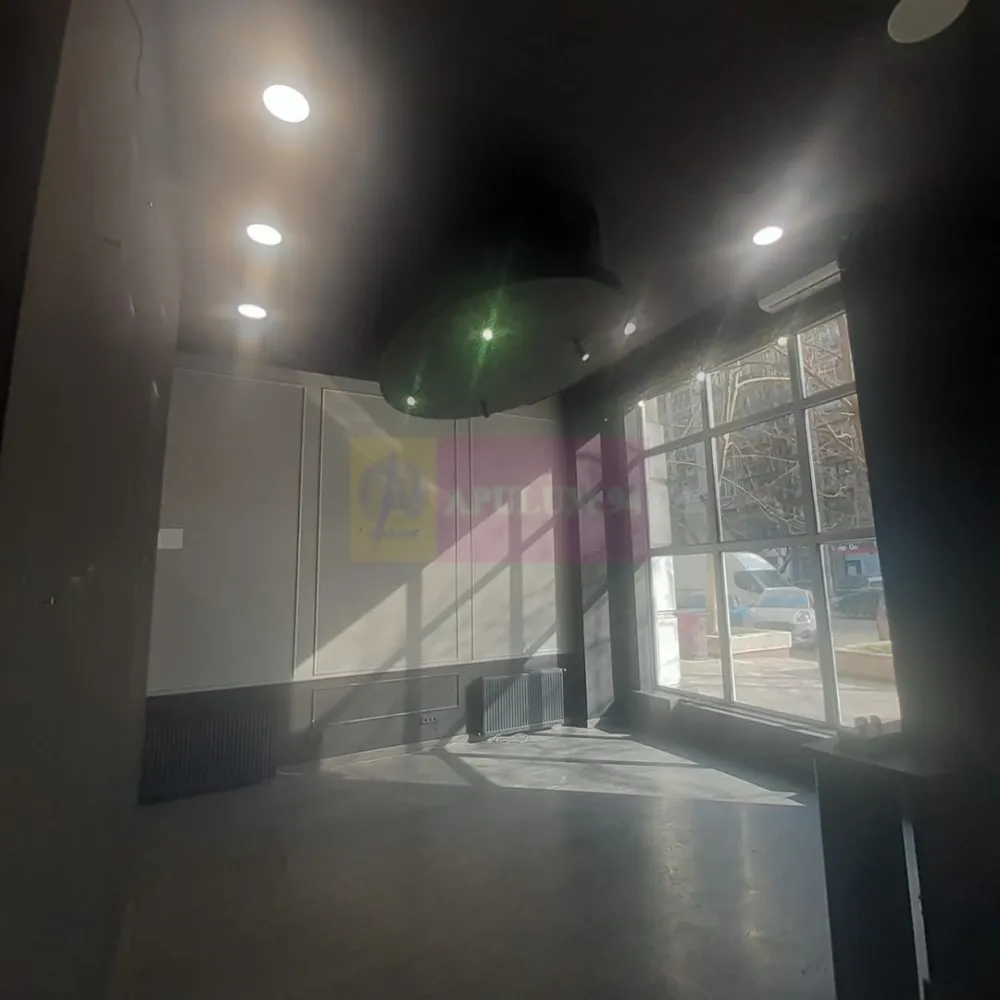 Spațiu zona Bulevardul Unirii - Zepter - Spațiu comercial disponibil pentru vânzare. Pretabil orice tip de activitate. Zona ultracentrala, birouri, banci, multinationale, trafic pietonal.Spatiu Comercial adiacent din Bulevardul Unirii, pe diagonala de Blocul Zepter. Spatiul este pe partea cu BCR, alături de Kuzini și înainte de reprezentanta Grawe Romania, chiar vav de Bosch Romania. In fata spatiului se poate parca in spic, deasemenea in curtea interioara din spate sunt rezervate 2 locuri de parcare pentru acces marfa. Spatiul dispune de centrala termica proprie, are doua cai de acces (accesul principal dinspre Bulevardul Unirii - Ion Pillat si din spate pe strada Turturelelor, intrarea de marfa). Compartimentarea este foarte placuta, sunt create 5 zone distincte, prima la care s-a lasat inaltimea de 5ml si s-a facut o frumoasa scafa cu lumini este partea de acces clienti, expozitie sau frontdesk, showroom de aproximativ 40 mp, a doua este cea care permite accesul din zona de primire marfa unde avem si panou electric cu o suprafata de aproximativ 30mp deasupra careia s-a preferat la renuntarea la inaltime si s-a creat o zona ideala pentru backoffice sau minisalon mai intim, aici avem tot spre 30mp, a patra zona este ce cu grupurile sanitare si bucataria unde regasim si centrala termica proprie, deasupra celei de a patra zone deasemenea s-a creat o supanta care are tot rol de backoffice foarte intim, aici avem o suprafata de aproximativ 13mp, practic spatiul ofera prin compartimentarea actuala in jur de 120-130 mp. Locația este perfectă pentru orice tip de activitate (birouri, showroom, coafor, barber shop, cofetărie, cafenea, cabinet medical, vinotecă, atelier de creație) fiind un spațiu ce oferă un plus la prestigiul și valoarea afacerii desfășurate aici. Daniel, Apulum94. Comisionul agenției este de 3+TVA din preț. La vizionare se semnează formularul agenției.
