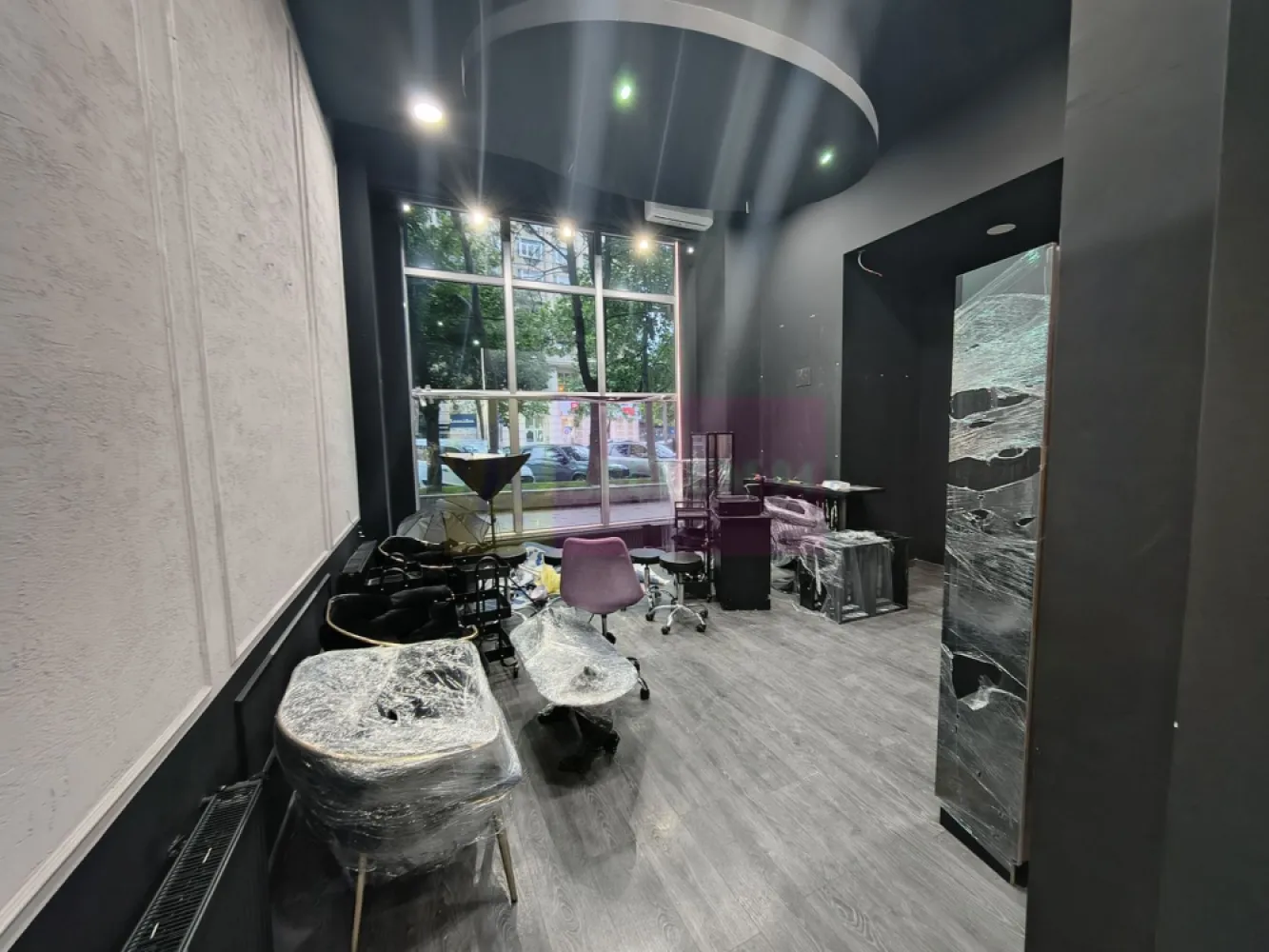 Spațiu zona Bulevardul Unirii - Zepter - Spațiu comercial disponibil pentru închiriere. Pretabil orice tip de activitate. Zona ultracentrala, birouri, banci, multinationale, trafic pietonal.Spatiu Comercial adiacent din Bulevardul Unirii, pe diagonala de Blocul Zepter. Spatiul este pe partea cu BCR, alături de Kuzini și înainte de reprezentanta Grawe Romania, chiar vav de Bosch Romania. In fata spatiului se poate parca in spic, deasemenea in curtea interioara din spate sunt rezervate 2 locuri de parcare pentru acces marfa. Spatiul dispune de centrala termica proprie, are doua cai de acces (accesul principal dinspre Bulevardul Unirii - Ion Pillat si din spate pe strada Turturelelor, intrarea de marfa). Compartimentarea este foarte placuta, sunt create 5 zone distincte, prima la care s-a lasat inaltimea de 5ml si s-a facut o frumoasa scafa cu lumini este partea de acces clienti, expozitie sau frontdesk, showroom de aproximativ 40 mp, a doua este cea care permite accesul din zona de primire marfa unde avem si panou electric cu o suprafata de aproximativ 30mp deasupra careia s-a preferat la renuntarea la inaltime si s-a creat o zona ideala pentru backoffice sau minisalon mai intim, aici avem tot spre 30mp, a patra zona este ce cu grupurile sanitare si bucataria unde regasim si centrala termica proprie, deasupra celei de a patra zone deasemenea s-a creat o supanta care are tot rol de backoffice foarte intim, aici avem o suprafata de aproximativ 13mp, practic spatiul ofera prin compartimentarea actuala in jur de 120-130 mp. Locația este perfectă pentru orice tip de activitate (birouri, showroom, coafor, barber shop, cofetărie, cafenea, cabinet medical, vinotecă, atelier de creație) fiind un spațiu ce oferă un plus la prestigiul și valoarea afacerii desfășurate aici. Daniel, Apulum94. Comisionul agenției este de 50%+TVA din valoarea chiriei aferente unei luni. La vizionare se semnează formularul agenției.