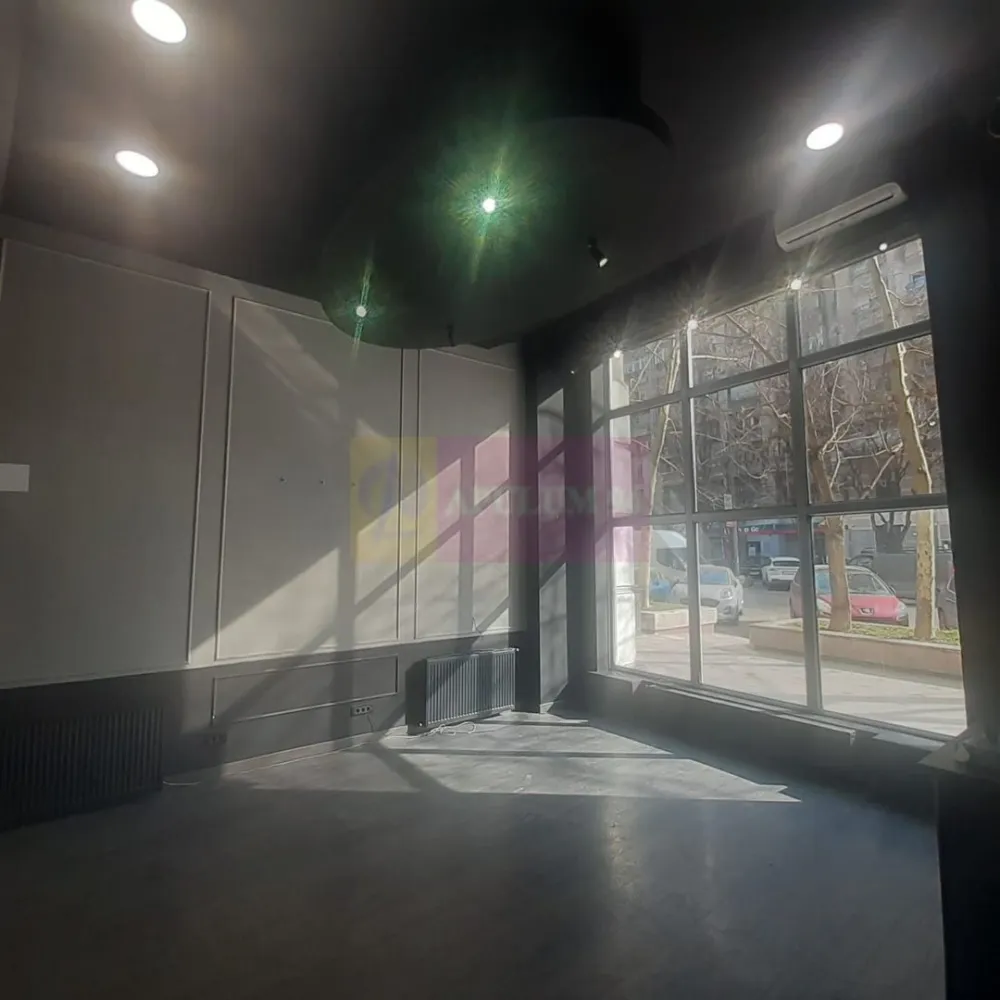 Spațiu zona Bulevardul Unirii - Zepter - Spațiu comercial disponibil pentru închiriere. Pretabil orice tip de activitate. Zona ultracentrala, birouri, banci, multinationale, trafic pietonal.Spatiu Comercial adiacent din Bulevardul Unirii, pe diagonala de Blocul Zepter. Spatiul este pe partea cu BCR, alături de Kuzini și înainte de reprezentanta Grawe Romania, chiar vav de Bosch Romania. In fata spatiului se poate parca in spic, deasemenea in curtea interioara din spate sunt rezervate 2 locuri de parcare pentru acces marfa. Spatiul dispune de centrala termica proprie, are doua cai de acces (accesul principal dinspre Bulevardul Unirii - Ion Pillat si din spate pe strada Turturelelor, intrarea de marfa). Compartimentarea este foarte placuta, sunt create 5 zone distincte, prima la care s-a lasat inaltimea de 5ml si s-a facut o frumoasa scafa cu lumini este partea de acces clienti, expozitie sau frontdesk, showroom de aproximativ 40 mp, a doua este cea care permite accesul din zona de primire marfa unde avem si panou electric cu o suprafata de aproximativ 30mp deasupra careia s-a preferat la renuntarea la inaltime si s-a creat o zona ideala pentru backoffice sau minisalon mai intim, aici avem tot spre 30mp, a patra zona este ce cu grupurile sanitare si bucataria unde regasim si centrala termica proprie, deasupra celei de a patra zone deasemenea s-a creat o supanta care are tot rol de backoffice foarte intim, aici avem o suprafata de aproximativ 13mp, practic spatiul ofera prin compartimentarea actuala in jur de 120-130 mp. Locația este perfectă pentru orice tip de activitate (birouri, showroom, coafor, barber shop, cofetărie, cafenea, cabinet medical, vinotecă, atelier de creație) fiind un spațiu ce oferă un plus la prestigiul și valoarea afacerii desfășurate aici. Daniel, Apulum94. Comisionul agenției este de 50%+TVA din valoarea chiriei aferente unei luni. La vizionare se semnează formularul agenției.