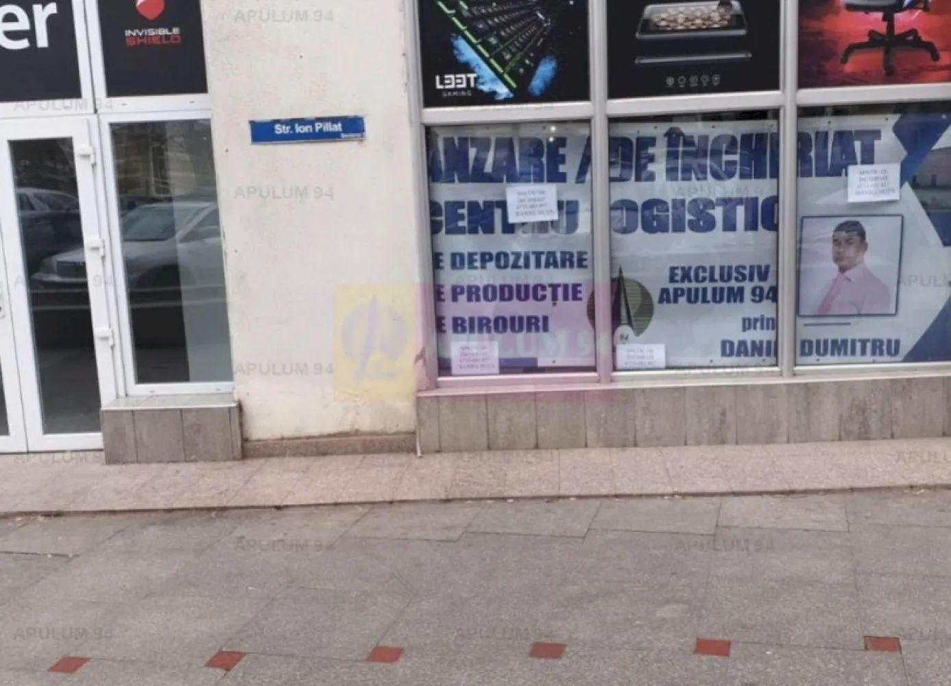 Spațiu zona Bulevardul Unirii - Zepter - Spațiu comercial disponibil pentru închiriere. Pretabil orice tip de activitate. Zona ultracentrala, birouri, banci, multinationale, trafic pietonal.Spatiu Comercial adiacent din Bulevardul Unirii, pe diagonala de Blocul Zepter. Spatiul este pe partea cu BCR, alături de Kuzini și înainte de reprezentanta Grawe Romania, chiar vav de Bosch Romania. In fata spatiului se poate parca in spic, deasemenea in curtea interioara din spate sunt rezervate 2 locuri de parcare pentru acces marfa. Spatiul dispune de centrala termica proprie, are doua cai de acces (accesul principal dinspre Bulevardul Unirii - Ion Pillat si din spate pe strada Turturelelor, intrarea de marfa). Compartimentarea este foarte placuta, sunt create 5 zone distincte, prima la care s-a lasat inaltimea de 5ml si s-a facut o frumoasa scafa cu lumini este partea de acces clienti, expozitie sau frontdesk, showroom de aproximativ 40 mp, a doua este cea care permite accesul din zona de primire marfa unde avem si panou electric cu o suprafata de aproximativ 30mp deasupra careia s-a preferat la renuntarea la inaltime si s-a creat o zona ideala pentru backoffice sau minisalon mai intim, aici avem tot spre 30mp, a patra zona este ce cu grupurile sanitare si bucataria unde regasim si centrala termica proprie, deasupra celei de a patra zone deasemenea s-a creat o supanta care are tot rol de backoffice foarte intim, aici avem o suprafata de aproximativ 13mp, practic spatiul ofera prin compartimentarea actuala in jur de 120-130 mp. Locația este perfectă pentru orice tip de activitate (birouri, showroom, coafor, barber shop, cofetărie, cafenea, cabinet medical, vinotecă, atelier de creație) fiind un spațiu ce oferă un plus la prestigiul și valoarea afacerii desfășurate aici. Daniel, Apulum94. Comisionul agenției este de 50%+TVA din valoarea chiriei aferente unei luni. La vizionare se semnează formularul agenției.