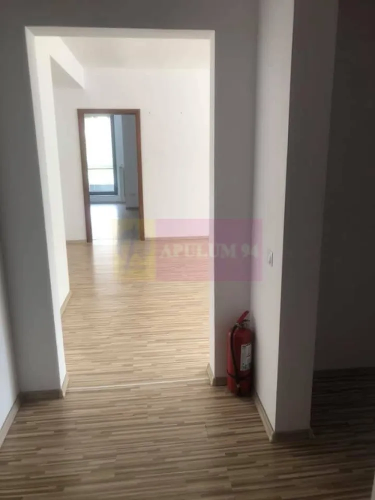 Spatiu birouri Drumul Sarii. - Compania imobiliara Apulum 94 va propune spre inchiriere un spatiu de birouri situat stradal pe Drumul Sarii, la etajul 3 al unui imobil de birouri S+P+3 , construit in anul 2010. 
Spatiul este compartimentat in 3 camere + dependinte, o baie, hol, bucatarie la care se adauga 3 balcoane. 
Spatiul este contorizat separat si este finisat. 
Pentru vizionare si alte detalii nu ezitati sa ma contactati pe nr 0733683446- Laura Ionescu.
Comisionul agentiei este 50%+ tva.