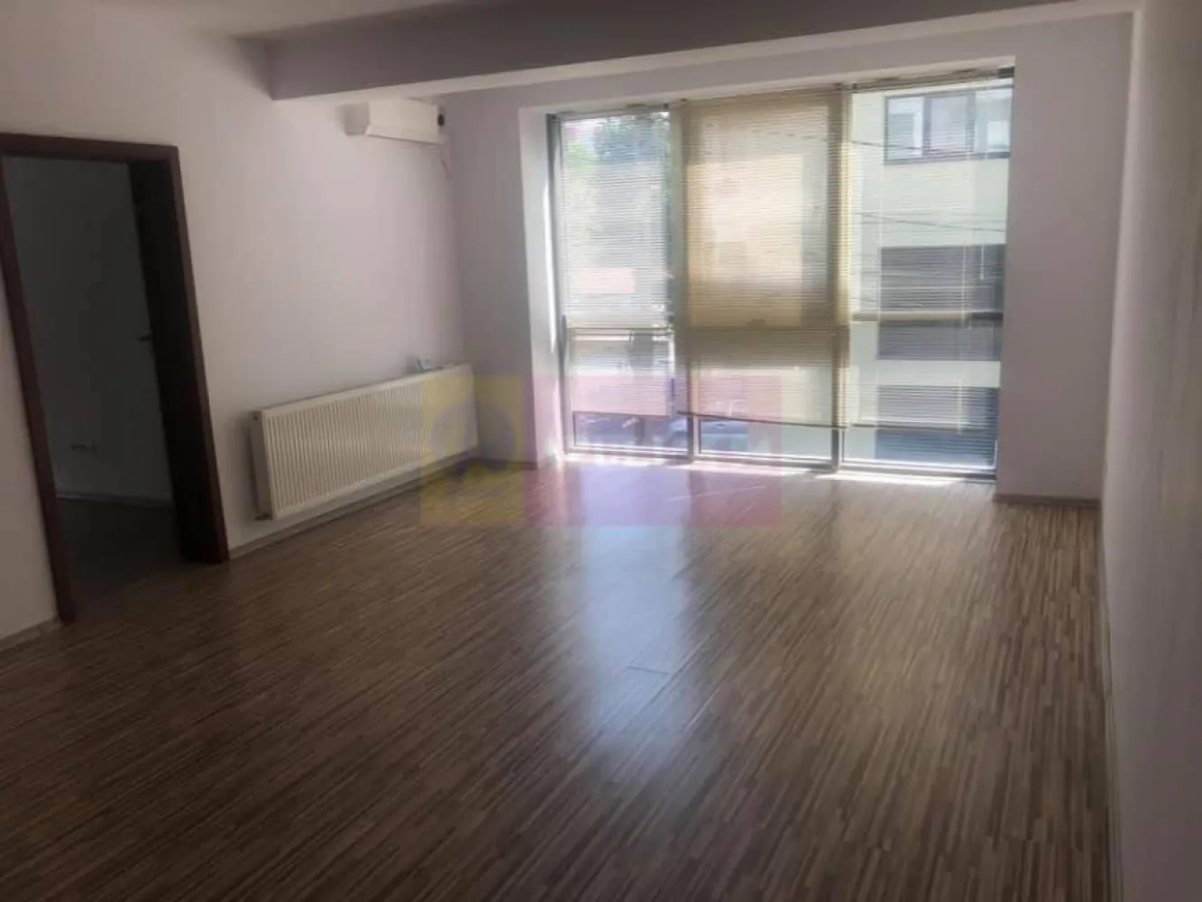 Spatiu birouri Drumul Sarii. - Compania imobiliara Apulum 94 va propune spre inchiriere un spatiu de birouri situat stradal pe Drumul Sarii, la etajul 3 al unui imobil de birouri S+P+3 , construit in anul 2010. 
Spatiul este compartimentat in 3 camere + dependinte, o baie, hol, bucatarie la care se adauga 3 balcoane. 
Spatiul este contorizat separat si este finisat. 
Pentru vizionare si alte detalii nu ezitati sa ma contactati pe nr 0733683446- Laura Ionescu.
Comisionul agentiei este 50%+ tva.