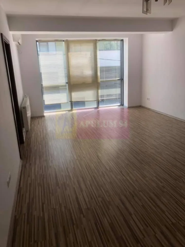 Spatiu birouri Drumul Sarii. - Compania imobiliara Apulum 94 va propune spre inchiriere un spatiu de birouri situat stradal pe Drumul Sarii, la etajul 3 al unui imobil de birouri S+P+3 , construit in anul 2010. 
Spatiul este compartimentat in 3 camere + dependinte, o baie, hol, bucatarie la care se adauga 3 balcoane. 
Spatiul este contorizat separat si este finisat. 
Pentru vizionare si alte detalii nu ezitati sa ma contactati pe nr 0733683446- Laura Ionescu.
Comisionul agentiei este 50%+ tva.