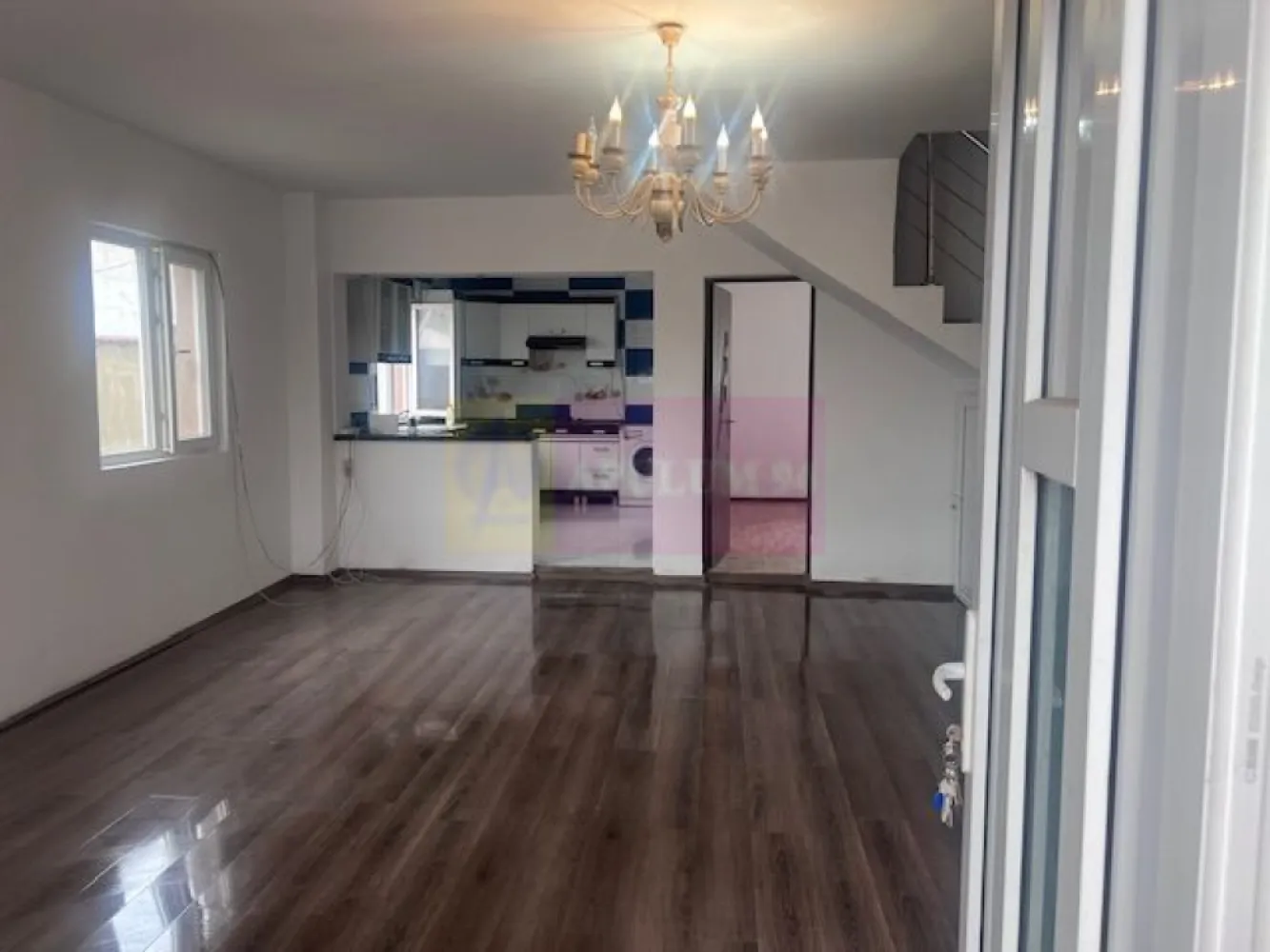 Casa parter+etaj Soseaua Giurgiului- Ferentari. - Compania imobiliara Apulum94 va propune o casa P+1, situata in microzona Sos Giurgiului- str Liniei. 
Terenul are o suprafata totala de 324 mp, cu deschidere de 8 ml. Amprenta casei este de 59,40 mp , iar supradata utila a casei este de 103,24 mp. 
Din punct de vedere functional si dimensional locuinta se prezinta astfel:
a) la Parter: living= 32,32 mp, bucatarie= 11,49 mp; baie= 6,96 mp.
b) la Etaj; camera= 18,87 mp; camera= 20,28 mp; baie= 4,79mp; casa scarii= 6,13mp; balcon= 6,86 mp. 
Vila este construita din beton si BCA, cu placa de beton intre parter si etaj. Acoperisul este de tip astereala din lemn cu invelitoarea din tabla tip Lindab. 
Casa este racordata la curent, are put cu hidrofor si fosa septica. Gazele sunt la o distanta de aproximativ 80 metri. 
In interior casa are finisaje medii- gresie, faianta, parchet termopan, obiecte sanitare. Se doreste a se vinde partial mobilata si utilata. 
Pentru mai multe detalii si vizionare nu ezitati sa ma contactati pe nr 0733683446- Laura Ionescu.