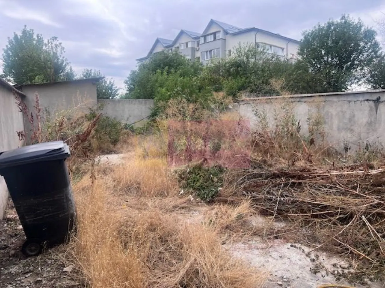 Casa parter+etaj Soseaua Giurgiului- Ferentari. - Compania imobiliara Apulum94 va propune o casa P+1, situata in microzona Sos Giurgiului- str Liniei. 
Terenul are o suprafata totala de 324 mp, cu deschidere de 8 ml. Amprenta casei este de 59,40 mp , iar supradata utila a casei este de 103,24 mp. 
Din punct de vedere functional si dimensional locuinta se prezinta astfel:
a) la Parter: living= 32,32 mp, bucatarie= 11,49 mp; baie= 6,96 mp.
b) la Etaj; camera= 18,87 mp; camera= 20,28 mp; baie= 4,79mp; casa scarii= 6,13mp; balcon= 6,86 mp. 
Vila este construita din beton si BCA, cu placa de beton intre parter si etaj. Acoperisul este de tip astereala din lemn cu invelitoarea din tabla tip Lindab. 
Casa este racordata la curent, are put cu hidrofor si fosa septica. Gazele sunt la o distanta de aproximativ 80 metri. 
In interior casa are finisaje medii- gresie, faianta, parchet termopan, obiecte sanitare. Se doreste a se vinde partial mobilata si utilata. 
Pentru mai multe detalii si vizionare nu ezitati sa ma contactati pe nr 0733683446- Laura Ionescu.