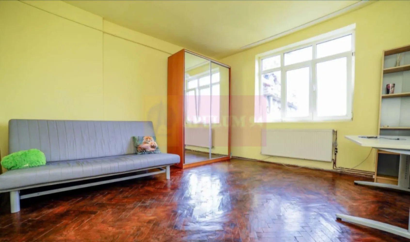 Garsoniera Cantemir - Budapesta. - Compania imobiliara Apulum 94 va propune o garsoniera situata intr-o zona foarte buna a Bucurestiului- respectiv Bd Dimitrie Cantemir- Budapesta. 
Imobilul este din 1928- cu urgenta 2, dar este o cladire foarte solida din beton.
Garsoniera se afla la etajul 5/5, este decomandata, cu impartire foarte buna. 
Vederea este intr-o curte interioara unde este mai multa liniste.
Incalzirea se face cu centrala termica pe gaze, are termopan, gresie, faianta, parchet, dar mai necesita renovare.
Garsoniera este libera si se poate preda imediat.
Pentru vizionare si mai multe detalii nu ezitati sa ma contactati pe nr 0733683446- Laura Ionescu.
