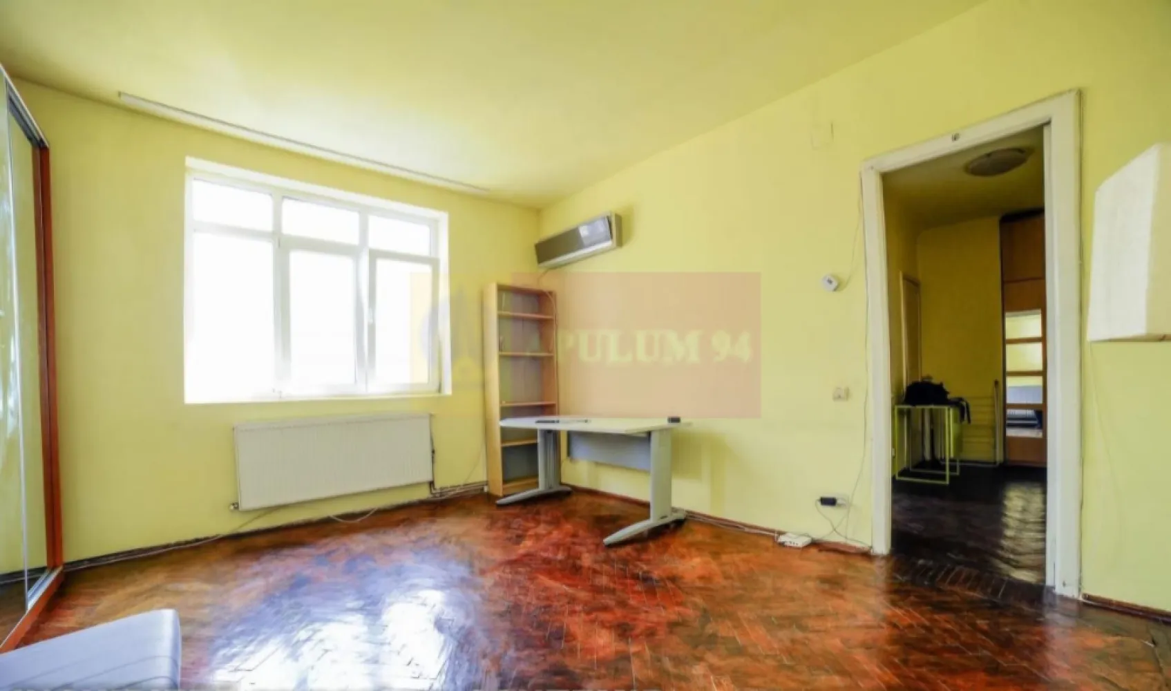 Garsoniera Cantemir - Budapesta. - Compania imobiliara Apulum 94 va propune o garsoniera situata intr-o zona foarte buna a Bucurestiului- respectiv Bd Dimitrie Cantemir- Budapesta. 
Imobilul este din 1928- cu urgenta 2, dar este o cladire foarte solida din beton.
Garsoniera se afla la etajul 5/5, este decomandata, cu impartire foarte buna. 
Vederea este intr-o curte interioara unde este mai multa liniste.
Incalzirea se face cu centrala termica pe gaze, are termopan, gresie, faianta, parchet, dar mai necesita renovare.
Garsoniera este libera si se poate preda imediat.
Pentru vizionare si mai multe detalii nu ezitati sa ma contactati pe nr 0733683446- Laura Ionescu.