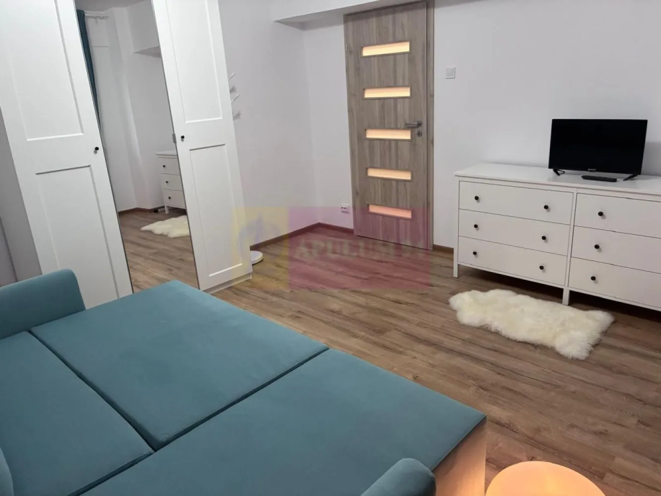 Garsoniera Calea Dorobantilor- stradal. - Compania imobiliara Apulum 94 va propune spre inchiriere o garsoniera situată pe Calea Dorobanți, într-un bloc curat și bine întreținut, cu lift și acces civilizat, proprietatea oferă un mix ideal de confort modern, lumină naturală și liniște, într-una dintre cele mai apreciate zone ale Bucureștiului.
 Detalii proprietate
• Suprafață utilă: 29,42 m²
• Loggie închisă: 3,32 m² – perfectă pentru birou, zonă de dining sau relaxare
• Etaj: 3 din 10
• Compartimentare decomandată – acces separat din hol către baie, bucătărie și camera de zi
• Vedere deschisă către spațiu verde, parc și cartier liniștit de vile și ambasade
 Renovare & amenajare
• Renovare completă: zugravit, gresie, faianță, uși interioare cu luminator, obiecte sanitare, corpuri de iluminat
• Design modern, în tonuri calde de bej, care oferă un ambient primitor
• Mobilier nou, modern și funcțional, ales pentru confort și spațiu de depozitare optim
 Bucătărie complet nouă și utilată
• Mobilier nou, aparat de cafea, blender si fierbator
• Electrocasnice incluse: frigider, aragaz, mașină de spălat rufe
• Cămară practică cu rafturi pentru depozitare
• Posibilitate de servire a mesei sau lucru de acasa în loggie luminoasa cu vedere spre zona verde, rezidentiala de vile
Baie modernă
• Mobilier nou
• Cabină de duș
• Sistem de ventilație
• Finisaje de calitate
 Cameră de zi / dormitor
• Spațiu luminos, cu suprafață vitrată mare
• Canapea extensibilă cu spațiu de depozitare
• Dulap generos cu oglindă
• Comodă TV versatile, cu spatiu depozitate generos
• Draperii opace pentru intimitate și confort
• Vedere spre zona verde, rezidentiala de vile
Pentru alte detalii si vizionare nu ezitati sa ma contactati pe nr 0733683446- Laura Ionescu.
COMISIONUL AGENTIEI ESTE 50%+ TVA.