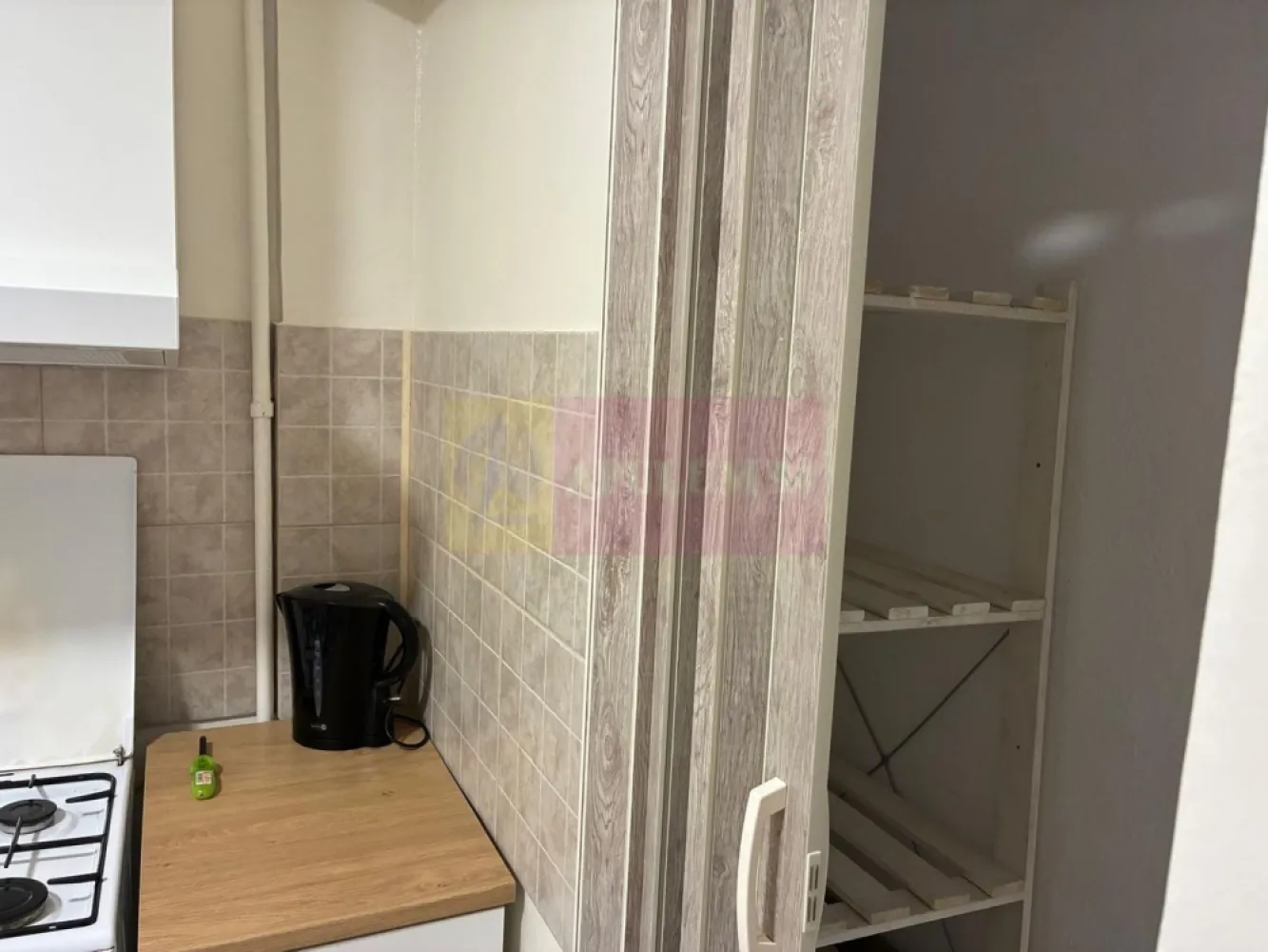 Garsoniera Calea Dorobantilor- stradal. - Compania imobiliara Apulum 94 va propune spre inchiriere o garsoniera situată pe Calea Dorobanți, într-un bloc curat și bine întreținut, cu lift și acces civilizat, proprietatea oferă un mix ideal de confort modern, lumină naturală și liniște, într-una dintre cele mai apreciate zone ale Bucureștiului.
 Detalii proprietate
• Suprafață utilă: 29,42 m²
• Loggie închisă: 3,32 m² – perfectă pentru birou, zonă de dining sau relaxare
• Etaj: 3 din 10
• Compartimentare decomandată – acces separat din hol către baie, bucătărie și camera de zi
• Vedere deschisă către spațiu verde, parc și cartier liniștit de vile și ambasade
 Renovare & amenajare
• Renovare completă: zugravit, gresie, faianță, uși interioare cu luminator, obiecte sanitare, corpuri de iluminat
• Design modern, în tonuri calde de bej, care oferă un ambient primitor
• Mobilier nou, modern și funcțional, ales pentru confort și spațiu de depozitare optim
 Bucătărie complet nouă și utilată
• Mobilier nou, aparat de cafea, blender si fierbator
• Electrocasnice incluse: frigider, aragaz, mașină de spălat rufe
• Cămară practică cu rafturi pentru depozitare
• Posibilitate de servire a mesei sau lucru de acasa în loggie luminoasa cu vedere spre zona verde, rezidentiala de vile
Baie modernă
• Mobilier nou
• Cabină de duș
• Sistem de ventilație
• Finisaje de calitate
 Cameră de zi / dormitor
• Spațiu luminos, cu suprafață vitrată mare
• Canapea extensibilă cu spațiu de depozitare
• Dulap generos cu oglindă
• Comodă TV versatile, cu spatiu depozitate generos
• Draperii opace pentru intimitate și confort
• Vedere spre zona verde, rezidentiala de vile
Pentru alte detalii si vizionare nu ezitati sa ma contactati pe nr 0733683446- Laura Ionescu.
COMISIONUL AGENTIEI ESTE 50%+ TVA.