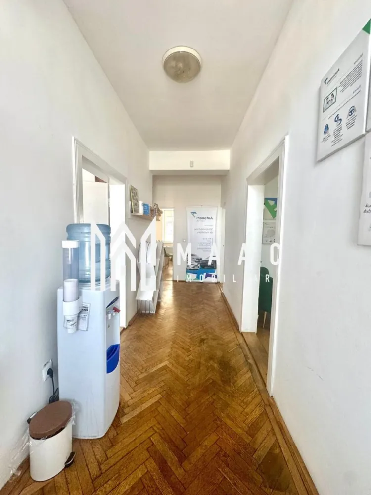 Spatiu comercial | Bd Vasile Milea | 290 mp - MAAC Imobiliare oferă spre închiriere un spațiu comercial generos, dispus pe trei niveluri, cu o suprafață totală de 290 mp, potrivit pentru o gamă largă de activități comerciale sau de servicii. Imobilul este compartimentat eficient, având demisol de 65 mp, parter de 155 mp și etaj de 70 mp. Beneficiind de 3 grupuri sanitare și 2 bucătării . Un avantaj important îl reprezintă parcarea, cu 10 locuri disponibile în spatele clădirii și 2 locuri în față, oferind acces facil atât pentru angajați, cât și pentru clienți. Preț de închiriere: 1.200 € / lună. Pentru mai multe detalii precizati telefonic ca ati vazut anuntul cu ID: CP2860974 }}