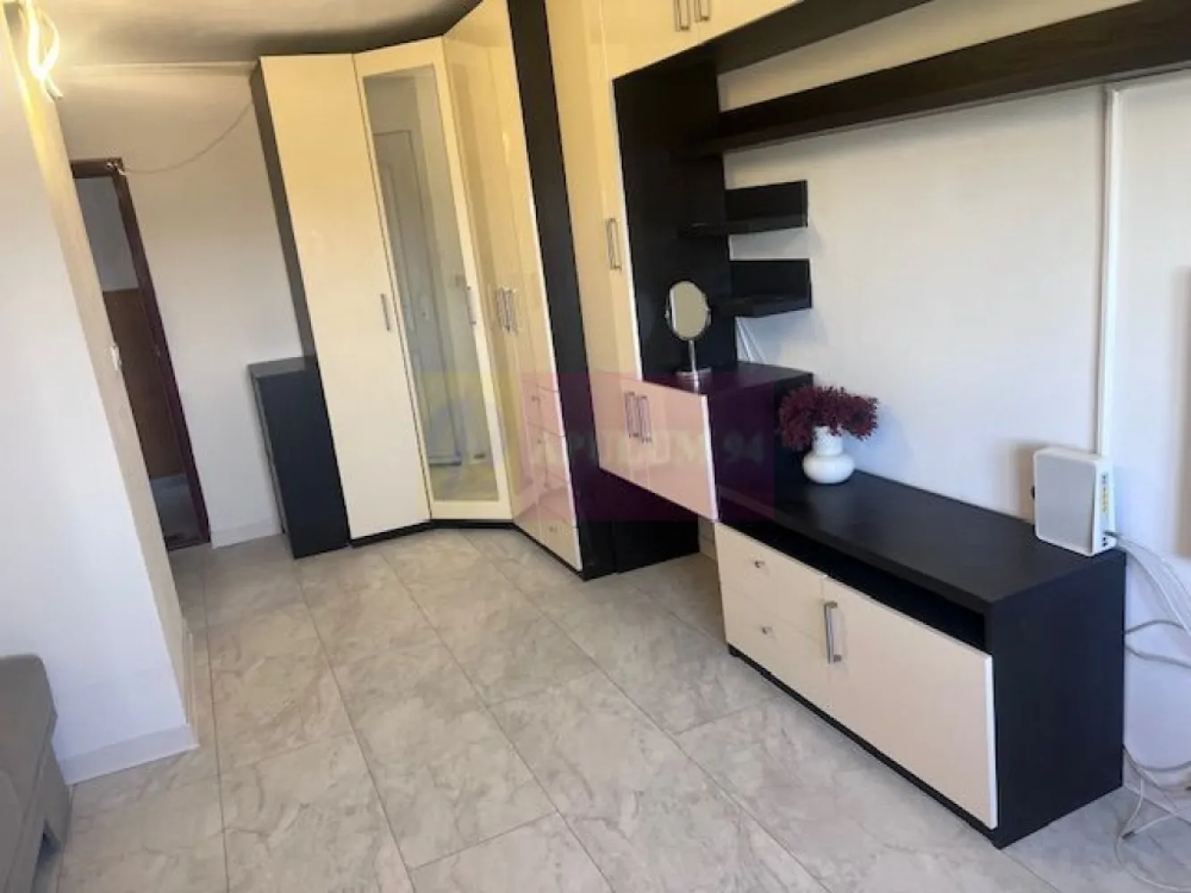 Garsoniera Soseaua Straulesti- Baneasa. COMISION 0 - COMISION 0
Compania imobiliara Apulum 94 va propune o garsoniera situata pe Soseaua Straulesti- Baneasa, in apropiere de Bd Petrolistilor.
Imobilul este de 4 etaje, construit in 1974 si este reabilitat termic. 
Garsoniera este renovata in totalitate, cu instalatie electrica si sanitara schimbate, gresie, faianta, parchet, termopan. Este mobilata si utilata, iar incalzirea este electrica.
Pentru apa calda exista boiler. Blocul are teava de gaze si se poate racorda la reteaua de gaze. 
Zona este accesibila, avand in apropiere mijloace de transport, hypermarket Lidl, Mega- Image, scoli, gradinite, metroul este la 3 statii de autobuz.
Garsoniera este libera si se poate preda imediat. 
Pentru vizionare si alte detalii nu ezitati sa ma contactati pe nr 0733683446- Laura Ionescu.