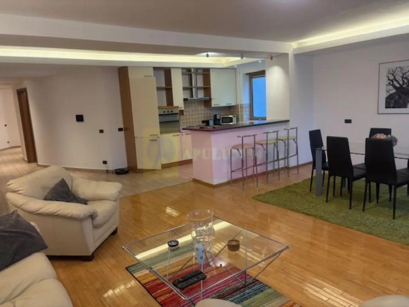 Apartament Bd Aviatorilor- Piata Charles De Gaulle. - Compania imobiliara Apulum 94 va propune spre inchiriere un apartament situat intr-o zona exclusivista superba a Bucurestiului, si anume pe Bd Aviatorilor, in apropiere de Piata Charles De Gaulle. 
Imobilul este construit in 2002, are subsol+ 4 nivele, beneficiaza de lift iar la subsol apartamentul are 1 loc de parcare. 
Apartamentul este situat la etajul 1, are o suprafata utila de 132 mp si are o impartire foarte buna cu camere generoase si luminoase. Compartimentarea interioara este foarte utila si anume- 2 dormitoare mari, 2 bai, 1 camera de trecere pentru birou, iar livingul este open space cu bucataria, unde exista si un balcon cu vedere pe Aviatorior. 
Incalzirea este cu centrala de bloc si este contorizata cu repartitoare. 
Finisajele interioare sunt de foarte buna calitate, cu parchet din lemn, 3 aparate de aer conditionat, usi din lemn si dressinguri in dormitoare din lemn masiv. 
Bucataria este echipata cu aragaz pe gaz, cuptor electric, masina de spalat vase si masina de spalat rufe. 
Apartamentul este mobilat in totalitate . 
Zona este deosebita, aproape de Parcul Herastrau, de metrou, magazine. 
Pentru vizionare si mai multe detalii nu ezitati sa ma contactati pe nr 0733683446- Laura Ionescu.