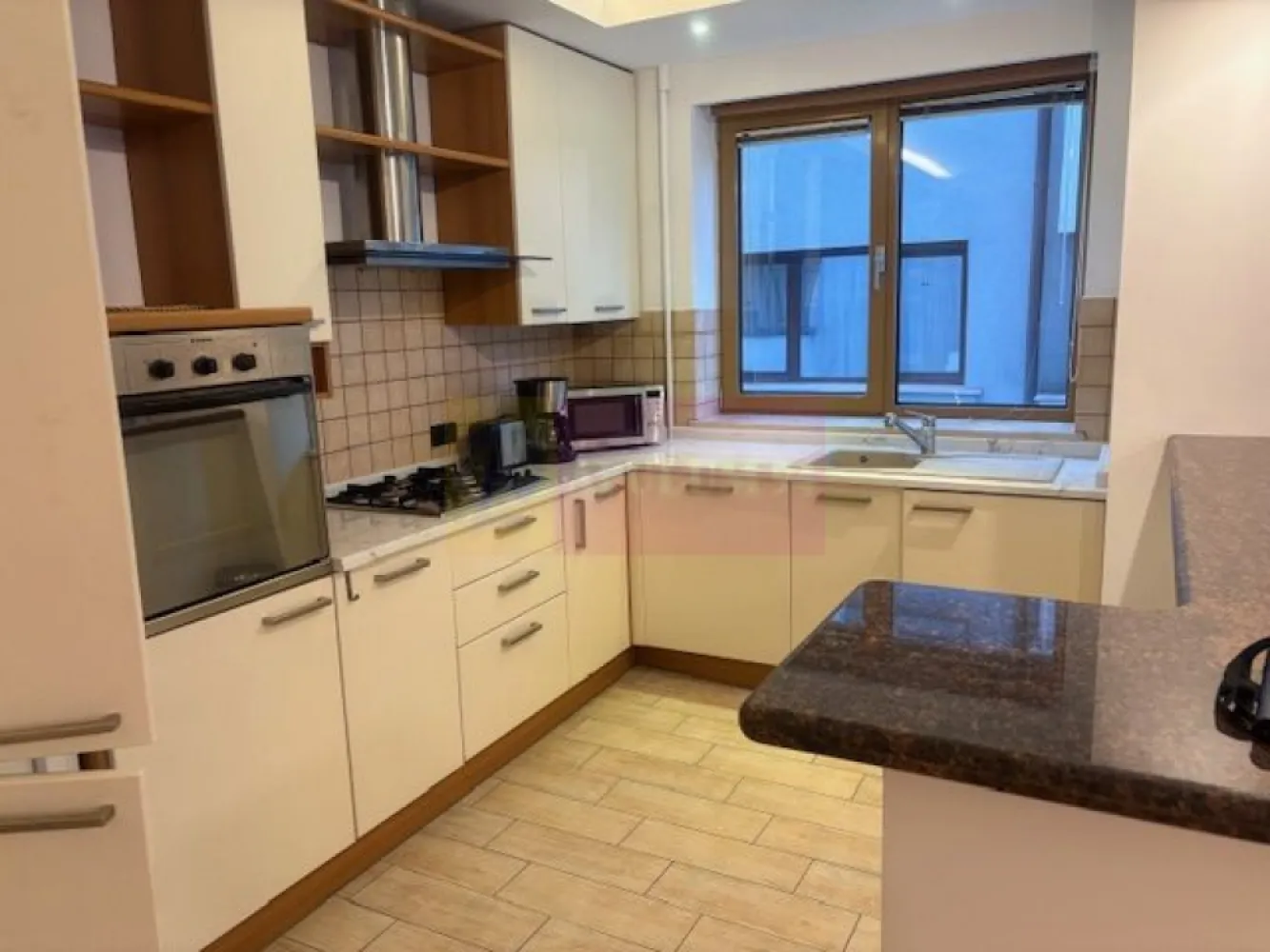 Apartament Bd Aviatorilor- Piata Charles De Gaulle. - Compania imobiliara Apulum 94 va propune spre inchiriere un apartament situat intr-o zona exclusivista superba a Bucurestiului, si anume pe Bd Aviatorilor, in apropiere de Piata Charles De Gaulle. 
Imobilul este construit in 2002, are subsol+ 4 nivele, beneficiaza de lift iar la subsol apartamentul are 1 loc de parcare. 
Apartamentul este situat la etajul 1, are o suprafata utila de 132 mp si are o impartire foarte buna cu camere generoase si luminoase. Compartimentarea interioara este foarte utila si anume- 2 dormitoare mari, 2 bai, 1 camera de trecere pentru birou, iar livingul este open space cu bucataria, unde exista si un balcon cu vedere pe Aviatorior. 
Incalzirea este cu centrala de bloc si este contorizata cu repartitoare. 
Finisajele interioare sunt de foarte buna calitate, cu parchet din lemn, 3 aparate de aer conditionat, usi din lemn si dressinguri in dormitoare din lemn masiv. 
Bucataria este echipata cu aragaz pe gaz, cuptor electric, masina de spalat vase si masina de spalat rufe. 
Apartamentul este mobilat in totalitate . 
Zona este deosebita, aproape de Parcul Herastrau, de metrou, magazine. 
Pentru vizionare si mai multe detalii nu ezitati sa ma contactati pe nr 0733683446- Laura Ionescu.