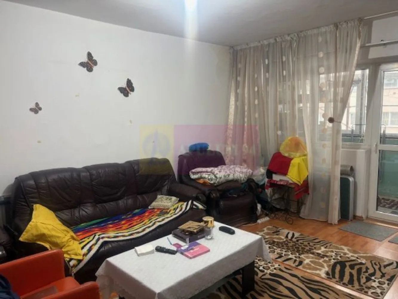 Apartament 3 camere Soseaua Vergului- Parcul Morarilor. - Compania imobiliara Apulum94 va propune un apartament e 3 camere situat pe Soseaua Vergului, in apropiere de Mc Donald, de statia de metrou Costin Georgian si de Parcul Morarilor. 
Apartamentul este situat la etajul 8/11, intr-un imobil reabilitat termic. 
Este decomandat si beneficiaza de 2 balcoane. 
Apartamentul este debransat de la apa calda si are boilere in baie si bucatarie, are termoficare si teava separata de gaze, avand 2 focuri, ceea ce faciliteaza montarea de centrala termica. 
Interiorul necesita renovare, apartamentul are ferestre termopan. 
Pentru mai multe detalii si vizionare nu ezitati sa ma contactati pe nr 0733683446- Laura Ionescu.