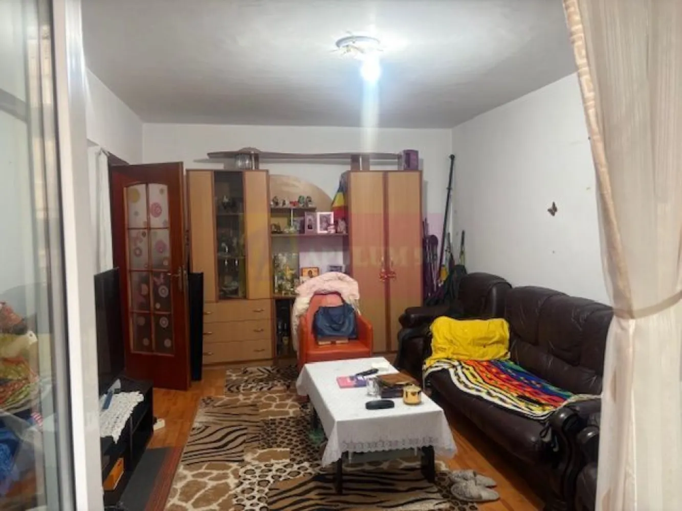Apartament 3 camere Soseaua Vergului- Parcul Morarilor. - Compania imobiliara Apulum94 va propune un apartament e 3 camere situat pe Soseaua Vergului, in apropiere de Mc Donald, de statia de metrou Costin Georgian si de Parcul Morarilor. 
Apartamentul este situat la etajul 8/11, intr-un imobil reabilitat termic. 
Este decomandat si beneficiaza de 2 balcoane. 
Apartamentul este debransat de la apa calda si are boilere in baie si bucatarie, are termoficare si teava separata de gaze, avand 2 focuri, ceea ce faciliteaza montarea de centrala termica. 
Interiorul necesita renovare, apartamentul are ferestre termopan. 
Pentru mai multe detalii si vizionare nu ezitati sa ma contactati pe nr 0733683446- Laura Ionescu.