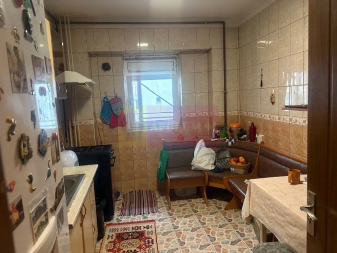 Apartament 3 camere Soseaua Vergului- Parcul Morarilor. - Compania imobiliara Apulum94 va propune un apartament e 3 camere situat pe Soseaua Vergului, in apropiere de Mc Donald, de statia de metrou Costin Georgian si de Parcul Morarilor. 
Apartamentul este situat la etajul 8/11, intr-un imobil reabilitat termic. 
Este decomandat si beneficiaza de 2 balcoane. 
Apartamentul este debransat de la apa calda si are boilere in baie si bucatarie, are termoficare si teava separata de gaze, avand 2 focuri, ceea ce faciliteaza montarea de centrala termica. 
Interiorul necesita renovare, apartamentul are ferestre termopan. 
Pentru mai multe detalii si vizionare nu ezitati sa ma contactati pe nr 0733683446- Laura Ionescu.