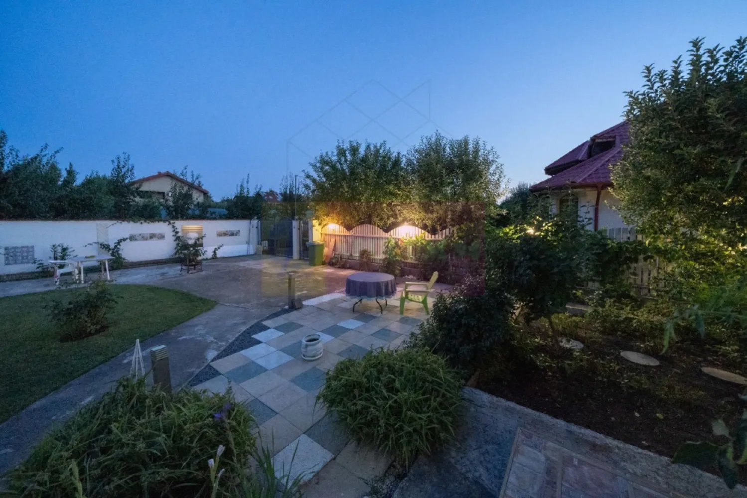 Vila superba in stil mediteranean Saftica- Corbeanca- COMISION 0. - COMISION 0.
Compania Imobiliara Apulum 94 va propune spre vanzare o vila deosebita P+1+pod , situata in Saftica, in imediata apropiere a localitatii Corbeanca, intr-o zona nou dezvoltata, exclusiv de vile, caracterizata prin verdeata abundenta , aer curat si multa liniste - - o adevarata oaza de relaxare. 
Proprietatea este amplasata pe un teren de 704 mp , la capatul unui drum de servitute cu acces limitat, care se inchide chiar in aceasta proprietate, oferind intimitate si confort sporit. 
Caracteristici generale:
- arhitectura moderna, eleganta
-suprafete vitrate mari- lumina naturala excelenta
- racordata la toate utilitatile: curent electric, gaze, apa, canalizare. 
-constructie solida pe stalpi de beton cu zidarie din caramida
- placi de beton peste fiecare nivel, inclusiv peste etaj
- izolatie exterioara cu polistiren de 10cm,
-acoperis cu tigla ceramica Spania- Escandella
-finisaje si dotari premium
-Tamplarie PVC Veka
-parchet triplu stratificat
-marmura in toate baile, gresie Spania, granit
-piatra naturala in living, peretele scarii si holul etajului
-usi interioare din lemn productie Franta culoare alba
-incalzire prin pardoseala in baile de la parter si etaj
-centrala termica Bosch in condensare -32KW
- 4 aparate de aer conditionat
- sistem de securitate BGS
-distribuitoare separate pentru apa menajera si incalzire( parter si etaj)
-put propriu( 40 m adancime) pentru apa menajera si irigarea gradinii
-curte amenajata impecabil cu brazi maturi, pomi fructiferi si flori
-anexa pentru depozitare
-zona de gratar
-bucatarie exterioara acoperita si complet functionala , ideala pentru petreceri si evenimente
Se preda intreaga documentatie tehnica a imobilului ( structura, instalatii, autorizatii)
Vila se vinde partial mobilata , cu bucataria complet mobilata. 
Se accepta schimb cu o proprietate mai mica +diferenta de pret. 
Compartimentarea este excelent gandita astfel:
Parter= living spatios+ dormitor+bucatarie+baie+ camera tehnica +hol+ terasa generoasa de 48mp
Etaj= dormitor matrimonial cu baie proprie si dressing+dormitor secundar+baie+balcon+terasa foarte mare de 47mp
Pod inalt cu posibilitate de amenajare mansarda
Acces rapid catre puncte de interes: Hypermaketuri( Carrefour, Kaufland, Lidl, Mega Image, Hornbach) la 2 km/3 minute; Centura A0 la 3,5 km/ 4 min; DN1 la 350 mp/ 1min; Therme la 4,5 km/6 min; Aeroportul Otopeni la 7,1km/ 10 min; Baneasa Shopping City la 14km/ 17 min; Scoli, gradinite, after scholl pe o raza de 5 km; farmacii la 2km/ 2min; Serviciu Ambulanta la 1,2 km/2 min; Spitalul Agrippa Ionescu la 4,5 km/ 11 min; Universitate- KM0 la 22 km/ 30-35 min. 
Pentru vizionari si mai multe detalii nu ezitati sa ma contactati pe nr 0733683446- Laura Ionescu.