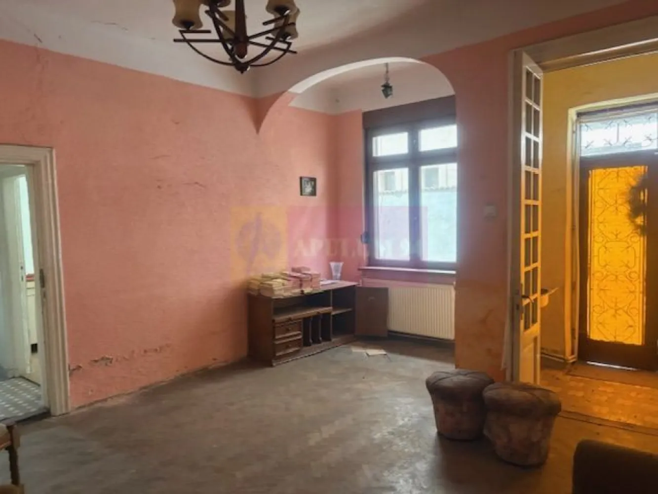Casa Floreasca- Dinamo. - OCAZIE FOARTE RARA DE A LOCUI INTR-O ZONA FOARTE BUNA A CAPITALEI.
Compania imobiliara Apulum94 va propune o casa situata in zona Floreasca, in apropiere de Stadionul Dinamo. 
Zona este foarte apropiata de mijloacele de transport, mall, spital. 
Casa este demisol+ parter+ pod. Casa este pe stilul interbelic , din caramida, avand camere inalte si spatioase.
Pe teren sunt trase toate utilitatile- curent, gaze, apa, canal. 
Exista urbanism care incadreaza terenul in L1a- cu regim de inaltime de P+2; POT= 45%; CUT= 1,3.
Pentru vizionare si mai multe detalii nu ezitati sa ma contactati pe nr 0733683446- Laura Ionescu.