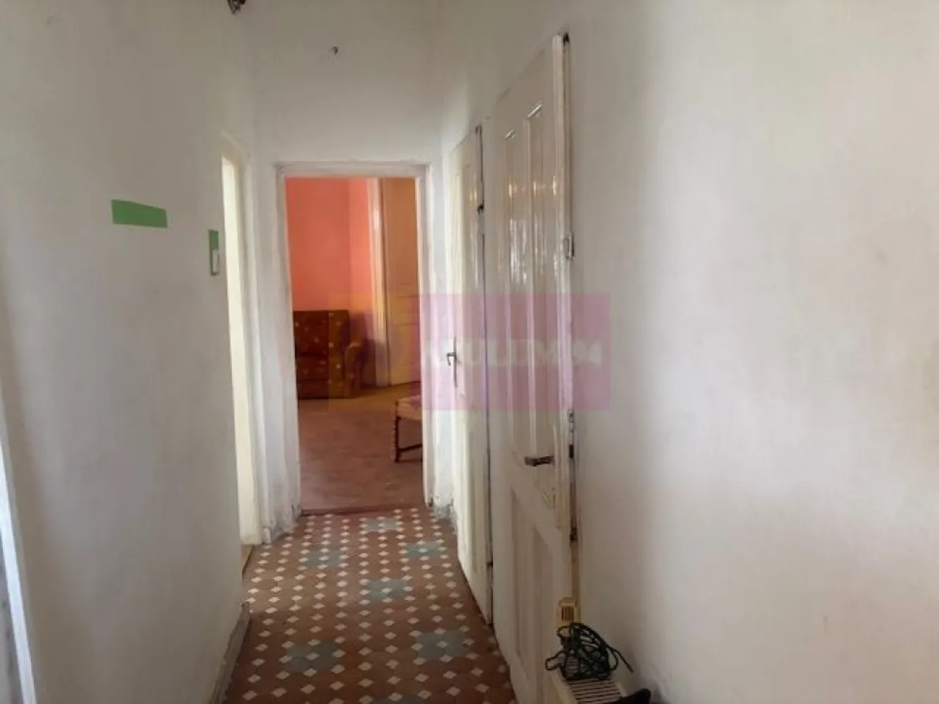 Casa Floreasca- Dinamo. - OCAZIE FOARTE RARA DE A LOCUI INTR-O ZONA FOARTE BUNA A CAPITALEI.
Compania imobiliara Apulum94 va propune o casa situata in zona Floreasca, in apropiere de Stadionul Dinamo. 
Zona este foarte apropiata de mijloacele de transport, mall, spital. 
Casa este demisol+ parter+ pod. Casa este pe stilul interbelic , din caramida, avand camere inalte si spatioase.
Pe teren sunt trase toate utilitatile- curent, gaze, apa, canal. 
Exista urbanism care incadreaza terenul in L1a- cu regim de inaltime de P+2; POT= 45%; CUT= 1,3.
Pentru vizionare si mai multe detalii nu ezitati sa ma contactati pe nr 0733683446- Laura Ionescu.