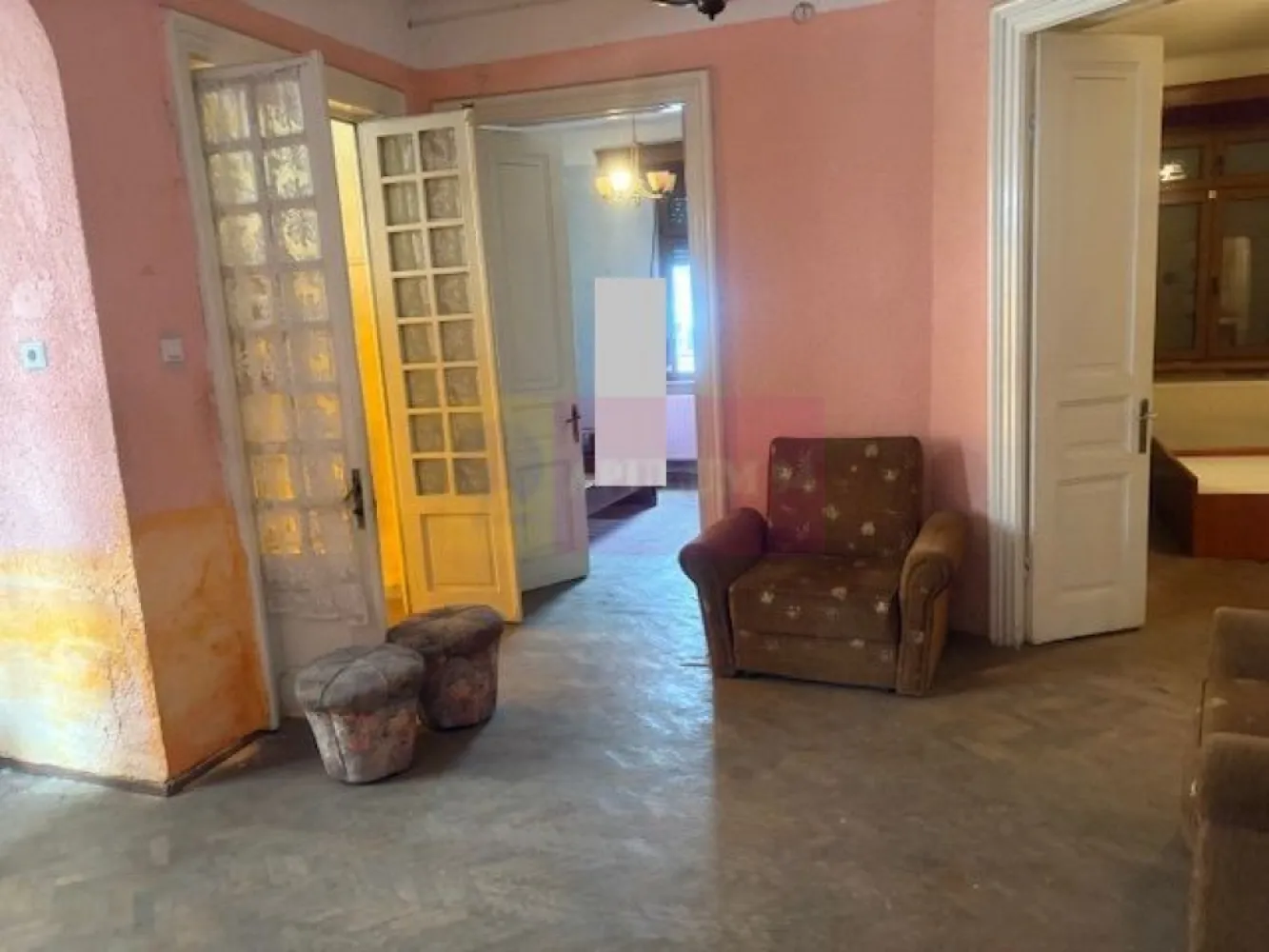 Casa Floreasca- Dinamo. - OCAZIE FOARTE RARA DE A LOCUI INTR-O ZONA FOARTE BUNA A CAPITALEI.
Compania imobiliara Apulum94 va propune o casa situata in zona Floreasca, in apropiere de Stadionul Dinamo. 
Zona este foarte apropiata de mijloacele de transport, mall, spital. 
Casa este demisol+ parter+ pod. Casa este pe stilul interbelic , din caramida, avand camere inalte si spatioase.
Pe teren sunt trase toate utilitatile- curent, gaze, apa, canal. 
Exista urbanism care incadreaza terenul in L1a- cu regim de inaltime de P+2; POT= 45%; CUT= 1,3.
Pentru vizionare si mai multe detalii nu ezitati sa ma contactati pe nr 0733683446- Laura Ionescu.