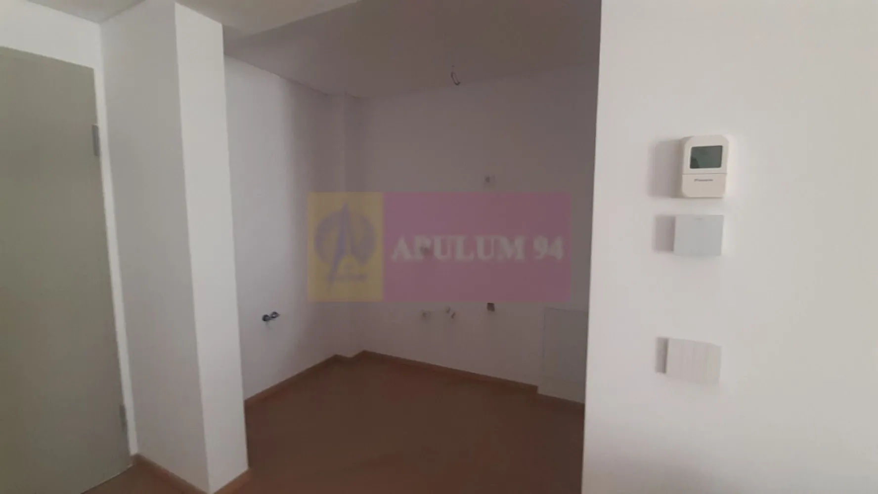 Studio Ultracentral 2025 - Aveți posibilitatea de a închiria cel mai nou și mai bun studio din capitală situat în ultracentralul orașului, la nici 2 minute de Metrou Piața Universității, între Intercontinental (Grand Hotel București) și Teatrul Național. Studio-ul are o suprafață utilă de peste 32mp la care se adaugă un balcon spațios tip logie ce oferă o priveliște panoramică asupra străzilor Batiște și Tudor Arghezii. Locația se află în inima orașului, cu acces facil la tot ce are capitala mai frumos de oferit ( Centrul Vechi, Grădina Icoanei, Piața Romană, Piața Unirii, Armeneasca, Cișmigiu - toate aceste zone sunt la 5 minute mers pe jos lejer de imobil). În proximitate avem cele mai bune restaurante, pub-uri și terase dar și acces facil la numeroase muzee și centre culturale. Studio-ul se află la etajul 1 al blocului și are o configurație plăcută și compactă, bucătăria fiind integrată în spațiul de locuit și oferind totodată și cadrul ideal de socializare, iar balconul spațios tip logie vă oferă o opțiune validă de a observa și de a vă integra în comunitatea acestui cartier select al orașului. Facilitățile sunt de top, imobilul este finalizat anul acesta, 2025 și respectă toate standardele cerute, confortul termic fiind asigurat de sistemele integrate ale imobilului, iar pe partea de acces avem două lifturi moderne și acees evident pe scară din lobby. La parterul imobilului funcționează o cafenea și tot în proximitate avem mai multe centre comerciale. Baia studio-ului este spațioasă și este deservită de o cadă iar aerisirea este asigurată de o fereastră mare. Imobilul se va preda nemobilat. Documentația este la zi, proprietarul este însă persoană juridică și tranzacția presupune TVA, pentru cei interesați ideal este de a închiria tot pe societate din rațiuni care țin de taxare și achitarea TVA-ului aferent. Pentru mai multe detalii și programarea de vizionări nu ezitați să mă contactați, Daniel, Apulum94.