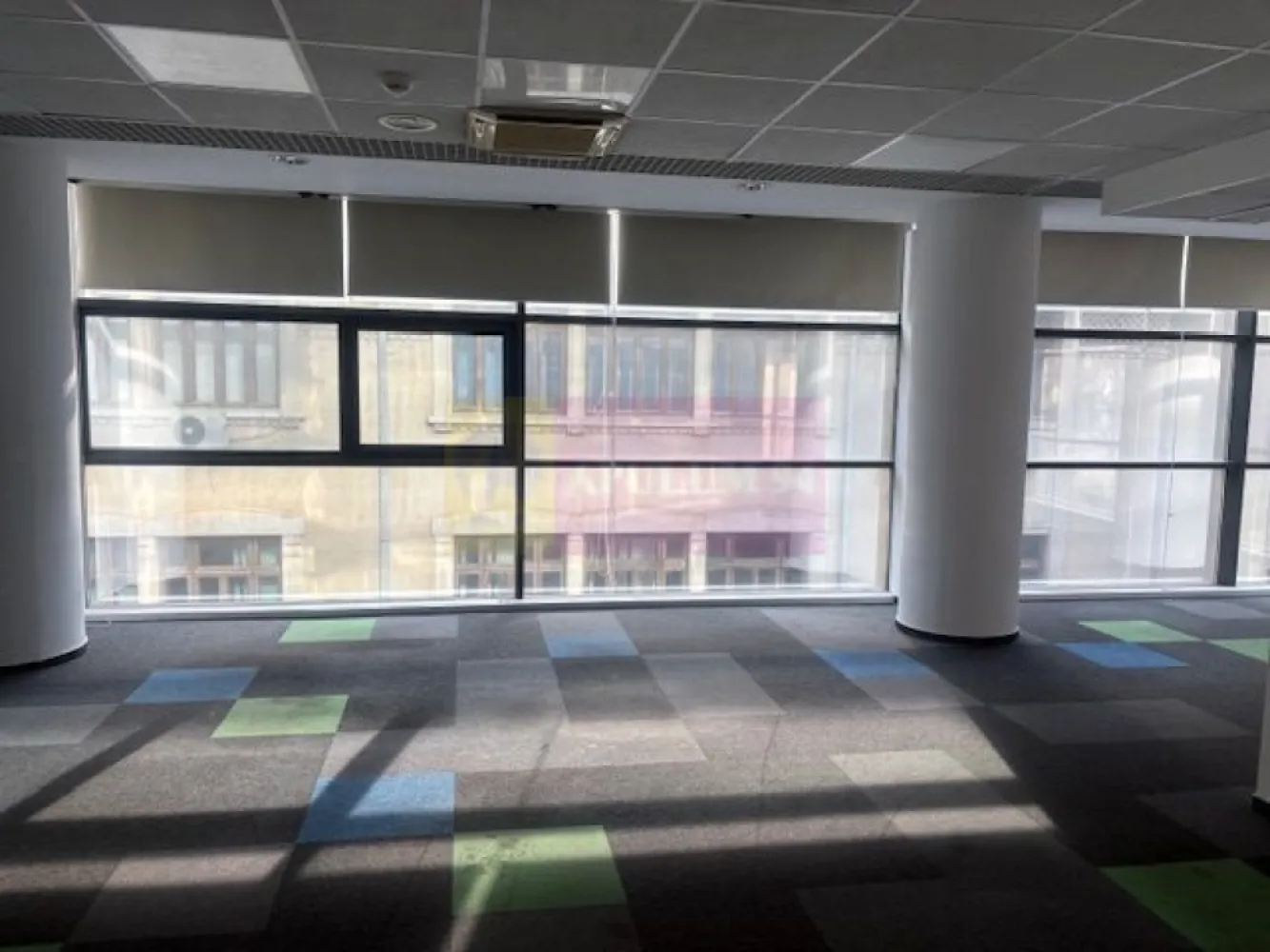 Spatiu birouri Universitate. - Compania imobiliara Apulum 94 va propune spre inhiriere spatii de birouri situate intr-o cladire de birouri in zona Universitate. 
Cladirea benefiziaza de 2 lifturi, de spatiu de receptie, camere video. 
Spatiul este situat la etajul 3 si poate fi inchiriat in totalitate, adica 556 mp sau separat si anume- un spatiu de 216 mp si altul de 263 mp . 
 Utilitatile se refactureaza in regim pro-rata, iar electricitatea se calculeaza consum propriu + pro-rata din spatiile comune si echipamente.
Sunt disponibile locuri de parcare subteran la pretul de 120 euro+TVA/loc/luna.
Amplasamentul beneficiaza de o accesibilitate excelenta, atat cu automobilul, cat si cu mijloacele de transport in comun, metroul fiiind la 2 minute de mers.
Pentru vizionare si mai multe detalii nu ezitati sa ma contactati pe nr 0733683446- Laura Ionescu.