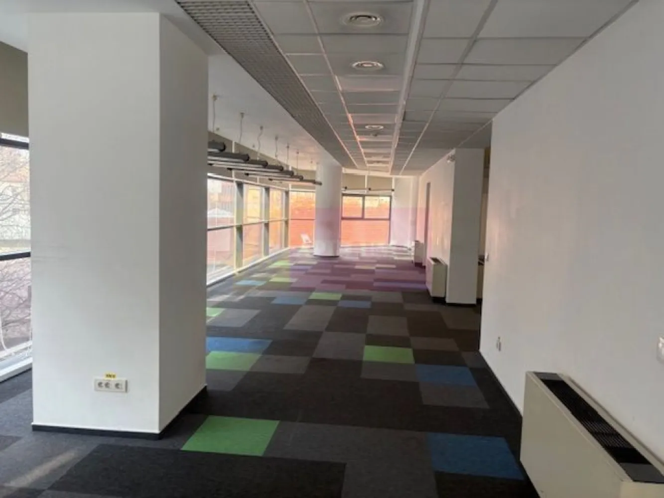 Spatiu birouri Universitate. - Compania imobiliara Apulum 94 va propune spre inhiriere spatii de birouri situate intr-o cladire de birouri in zona Universitate. 
Cladirea benefiziaza de 2 lifturi, de spatiu de receptie, camere video. 
Spatiul este situat la etajul 3 si poate fi inchiriat in totalitate, adica 556 mp sau separat si anume- un spatiu de 216 mp si altul de 263 mp . 
 Utilitatile se refactureaza in regim pro-rata, iar electricitatea se calculeaza consum propriu + pro-rata din spatiile comune si echipamente.
Sunt disponibile locuri de parcare subteran la pretul de 120 euro+TVA/loc/luna.
Amplasamentul beneficiaza de o accesibilitate excelenta, atat cu automobilul, cat si cu mijloacele de transport in comun, metroul fiiind la 2 minute de mers.
Pentru vizionare si mai multe detalii nu ezitati sa ma contactati pe nr 0733683446- Laura Ionescu.