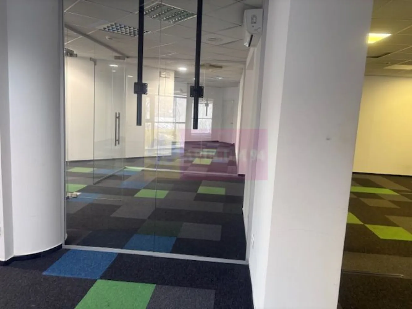 Spatiu birouri Universitate. - Compania imobiliara Apulum 94 va propune spre inhiriere spatii de birouri situate intr-o cladire de birouri in zona Universitate. 
Cladirea benefiziaza de 2 lifturi, de spatiu de receptie, camere video. 
Spatiul este situat la etajul 3 si poate fi inchiriat in totalitate, adica 556 mp sau separat si anume- un spatiu de 216 mp si altul de 263 mp . 
 Utilitatile se refactureaza in regim pro-rata, iar electricitatea se calculeaza consum propriu + pro-rata din spatiile comune si echipamente.
Sunt disponibile locuri de parcare subteran la pretul de 120 euro+TVA/loc/luna.
Amplasamentul beneficiaza de o accesibilitate excelenta, atat cu automobilul, cat si cu mijloacele de transport in comun, metroul fiiind la 2 minute de mers.
Pentru vizionare si mai multe detalii nu ezitati sa ma contactati pe nr 0733683446- Laura Ionescu.