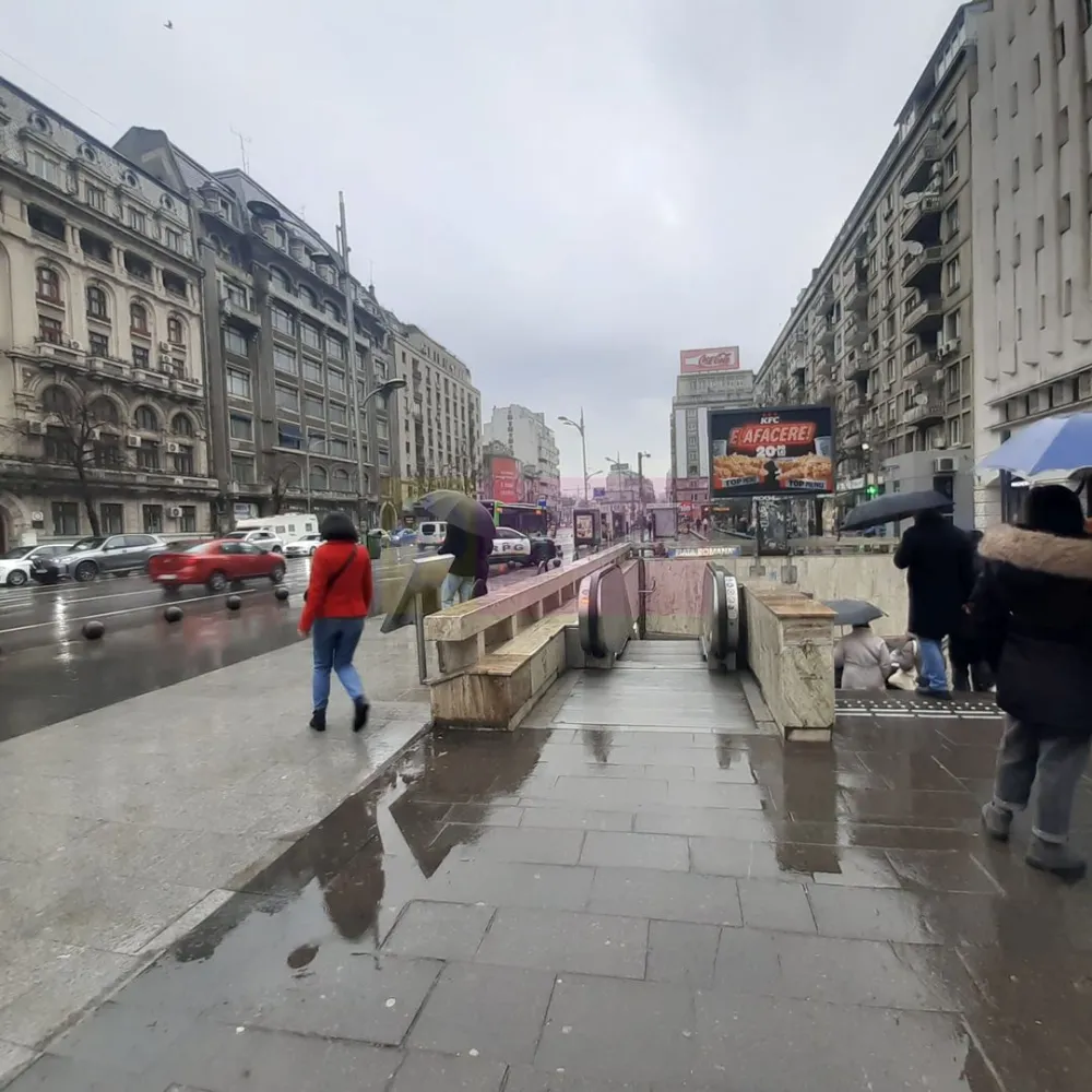 Apartament 3 Camere Piața Romană lângă Metrou - Se vinde un apartament chiar la Piața Romană lângă stația de metrou. Apartamentul se află într-un bloc reconstruit după cutremurul din 1977 la standarde de siguranță superioare cu structură de rezistență pe cadre de beton armat (stâlpi și grinzi din beton armat), este situat la etajul 1, are orientare spre răsărit, nu este orientat spre bulevard ci spre o zonă frumoasă de case-vile și se bucură de liniște și intimitate, un cadru ideal pentru cei care doresc o locuință de familie în centrul orașului. Mobilierul este practic și modern, avem totul gândit pentru un maxim de confort la un preț absolut decent. Apartamentul este complet mobilat și utilat, proprietarii vor lua din apartament doar masa din living și televizorul curbat în rest mobilierul de bucătărie cu electrocasnicele incorporate (mașinile de spălat vase și rufe, cuptorul, plita și hota), cele două dulapuri tip dressing cu peste 40 de zone de depozitare, cele două paturi (unul king size și unul extensibil, ambele cu depozitare), boilerul cu pornire prin wifi, mobilierul celor două băi și mobilierul de hol, totul rămâne noilor proprietari. Apartamentul are o compartimentare optimă pentru o familie cu un copil sau doi dar poate fi folosit evident de către oricine, se pretează datorită locației și pentru activități de birou, dealtfel aproape 40% din apartamentele din bloc sunt puncte de lucru ale diferitelor firme și instituții. Locația se pretează și pentru cei care doresc să o preia pentru regim hotelier mai ales că se oferă mobilată. Holul de intrare este echipat cu tot mobilierul necesar - 3 corpuri de mobilier cu zone depozitare pantofi, o zonă depozitare haine lungi, oglindă, cuier, zone depozitare diverse, baia mare este prevăzută cu cadă și are spații și nișe pentru depozitare, iar bucătăria este punctul forte, o bucătărie mare, cu zonă de gătit și zonă de luat masa, separată de zona de intrare de un mic bar, bucătărie mobilată și utilată integral și boiler pentru aspecte neprevăzute, alte plusuri le veți descoperi la vizionare. Livingul este spațios și oferă atât zone de socializare și relaxare cât și spații generoase de depozitare. Baia mică este prevăzută cu duș walk in cu obiecte sanitare Grohe. Primul dormitor alăturat cu baia mică este un spațiu ideal de relaxare, aici se află patul matrimonial cu saltea cu memorie, masa de machiaj și evident spații generoase de depozitare, dormitorul fiind despărțit de living doar de riflaj oferă o imagine vizuală conceptului de confort,peretele din riflaj se poate evident închide total cu soluții moderne dacă se dorește. Această locuință îmbină armonios estetica cu utilitatea în fiecare zonă. Al doilea dormitor orientat spre răsărit este prevăzut cu un pat extensibil și cu dressing spațios cu uși culisante. Vă aștept cu drag să achiziționați un apartament unic. La vizionare se semnează formularul agenției, comision 3%, pentru mai multe detalii și programarea de vizionări nu ezitați să mă contactați, Daniel, Apulum94