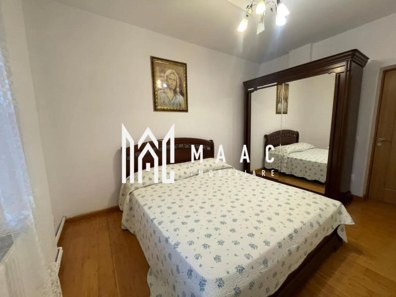 Apartament 5 camere | 105MPU | Curte | Zona Sub Arini - MAAC Imobiliare vă propune spre vânzare un apartament deosebit, situat la parterul unei vile elegante, într-una dintre cele mai apreciate zone din Sibiu – Parcul Sub Arini, o locație premium, liniștită și extrem de bine conectată. Proprietatea se remarcă prin spații generoase și o compartimentare practică, fiind ideală atât pentru locuire, cât și pentru investiție. Apartamentul este compus din patru dormitoare luminoase și bine proporționate, un living confortabil, o bucătărie modernă, complet mobilată și utilată, cu acces direct pe terasa din spate, o baie spațioasă cu geam pentru aerisire naturală, un dressing practic, un hol larg și primitor, precum și un spațiu de depozitare cu posibilitate de amenajare a unei a doua băi. Un avantaj important îl reprezintă curtea proprie, care oferă intimitate și funcționalitate: în partea din față există loc de parcare pe curte pavată, iar în spate o curte privată, ideală pentru relaxare. Apartamentul beneficiază de dotări și finisaje de calitate, precum centrală termică proprie cu spațiu tehnic separat, încălzire cu calorifere, parchet, gresie și faianță, tâmplărie PVC cu geam termopan și rulouri exterioare, precum și izolație termică a clădirii, pentru un confort sporit pe tot parcursul anului. Avantajele locației sunt un real punct forte: acces imediat la Parcul Sub Arini, una dintre cele mai verzi și apreciate zone de recreere din oraș, proximitatea centrului istoric al Sibiului, acces rapid către școli, grădinițe, instituții, restaurante și cafenele, precum și conexiuni excelente către principalele artere de circulație. Pentru mai multe detalii sau pentru a programa o vizionare, vă rugăm să ne contactați. Specificați ID-ul CP2858158. }}
