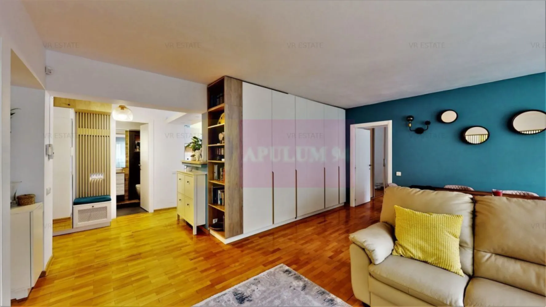Apartament 3 Camere Piața Romană lângă Metrou - Se vinde un apartament chiar la Piața Romană lângă stația de metrou. Apartamentul se află într-un bloc reconstruit după cutremurul din 1977 la standarde de siguranță superioare cu structură de rezistență pe cadre de beton armat (stâlpi și grinzi din beton armat), este situat la etajul 1, are orientare spre răsărit, nu este orientat spre bulevard ci spre o zonă frumoasă de case-vile și se bucură de liniște și intimitate, un cadru ideal pentru cei care doresc o locuință de familie în centrul orașului. Mobilierul este practic și modern, avem totul gândit pentru un maxim de confort la un preț absolut decent. Apartamentul este complet mobilat și utilat, proprietarii vor lua din apartament doar masa din living și televizorul curbat în rest mobilierul de bucătărie cu electrocasnicele incorporate (mașinile de spălat vase și rufe, cuptorul, plita și hota), cele două dulapuri tip dressing cu peste 40 de zone de depozitare, cele două paturi (unul king size și unul extensibil, ambele cu depozitare), boilerul cu pornire prin wifi, mobilierul celor două băi și mobilierul de hol, totul rămâne noilor proprietari. Apartamentul are o compartimentare optimă pentru o familie cu un copil sau doi dar poate fi folosit evident de către oricine, se pretează datorită locației și pentru activități de birou, dealtfel aproape 40% din apartamentele din bloc sunt puncte de lucru ale diferitelor firme și instituții. Locația se pretează și pentru cei care doresc să o preia pentru regim hotelier mai ales că se oferă mobilată. Holul de intrare este echipat cu tot mobilierul necesar - 3 corpuri de mobilier cu zone depozitare pantofi, o zonă depozitare haine lungi, oglindă, cuier, zone depozitare diverse, baia mare este prevăzută cu cadă și are spații și nișe pentru depozitare, iar bucătăria este punctul forte, o bucătărie mare, cu zonă de gătit și zonă de luat masa, separată de zona de intrare de un mic bar, bucătărie mobilată și utilată integral și boiler pentru aspecte neprevăzute, alte plusuri le veți descoperi la vizionare. Livingul este spațios și oferă atât zone de socializare și relaxare cât și spații generoase de depozitare. Baia mică este prevăzută cu duș walk in cu obiecte sanitare Grohe. Primul dormitor alăturat cu baia mică este un spațiu ideal de relaxare, aici se află patul matrimonial cu saltea cu memorie, masa de machiaj și evident spații generoase de depozitare, dormitorul fiind despărțit de living doar de riflaj oferă o imagine vizuală conceptului de confort,peretele din riflaj se poate evident închide total cu soluții moderne dacă se dorește. Această locuință îmbină armonios estetica cu utilitatea în fiecare zonă. Al doilea dormitor orientat spre răsărit este prevăzut cu un pat extensibil și cu dressing spațios cu uși culisante. Vă aștept cu drag să achiziționați un apartament unic. La vizionare se semnează formularul agenției, comision 3%, pentru mai multe detalii și programarea de vizionări nu ezitați să mă contactați, Daniel, Apulum94