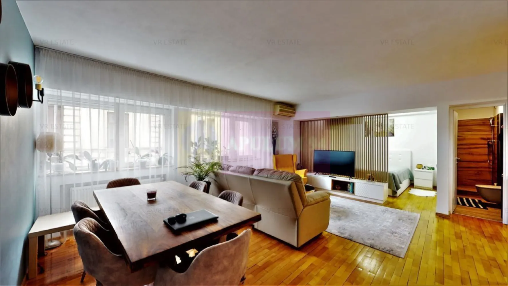 Apartament 3 Camere Piața Romană lângă Metrou - Se vinde un apartament chiar la Piața Romană lângă stația de metrou. Apartamentul se află într-un bloc reconstruit după cutremurul din 1977 la standarde de siguranță superioare cu structură de rezistență pe cadre de beton armat (stâlpi și grinzi din beton armat), este situat la etajul 1, are orientare spre răsărit, nu este orientat spre bulevard ci spre o zonă frumoasă de case-vile și se bucură de liniște și intimitate, un cadru ideal pentru cei care doresc o locuință de familie în centrul orașului. Mobilierul este practic și modern, avem totul gândit pentru un maxim de confort la un preț absolut decent. Apartamentul este complet mobilat și utilat, proprietarii vor lua din apartament doar masa din living și televizorul curbat în rest mobilierul de bucătărie cu electrocasnicele incorporate (mașinile de spălat vase și rufe, cuptorul, plita și hota), cele două dulapuri tip dressing cu peste 40 de zone de depozitare, cele două paturi (unul king size și unul extensibil, ambele cu depozitare), boilerul cu pornire prin wifi, mobilierul celor două băi și mobilierul de hol, totul rămâne noilor proprietari. Apartamentul are o compartimentare optimă pentru o familie cu un copil sau doi dar poate fi folosit evident de către oricine, se pretează datorită locației și pentru activități de birou, dealtfel aproape 40% din apartamentele din bloc sunt puncte de lucru ale diferitelor firme și instituții. Locația se pretează și pentru cei care doresc să o preia pentru regim hotelier mai ales că se oferă mobilată. Holul de intrare este echipat cu tot mobilierul necesar - 3 corpuri de mobilier cu zone depozitare pantofi, o zonă depozitare haine lungi, oglindă, cuier, zone depozitare diverse, baia mare este prevăzută cu cadă și are spații și nișe pentru depozitare, iar bucătăria este punctul forte, o bucătărie mare, cu zonă de gătit și zonă de luat masa, separată de zona de intrare de un mic bar, bucătărie mobilată și utilată integral și boiler pentru aspecte neprevăzute, alte plusuri le veți descoperi la vizionare. Livingul este spațios și oferă atât zone de socializare și relaxare cât și spații generoase de depozitare. Baia mică este prevăzută cu duș walk in cu obiecte sanitare Grohe. Primul dormitor alăturat cu baia mică este un spațiu ideal de relaxare, aici se află patul matrimonial cu saltea cu memorie, masa de machiaj și evident spații generoase de depozitare, dormitorul fiind despărțit de living doar de riflaj oferă o imagine vizuală conceptului de confort,peretele din riflaj se poate evident închide total cu soluții moderne dacă se dorește. Această locuință îmbină armonios estetica cu utilitatea în fiecare zonă. Al doilea dormitor orientat spre răsărit este prevăzut cu un pat extensibil și cu dressing spațios cu uși culisante. Vă aștept cu drag să achiziționați un apartament unic. La vizionare se semnează formularul agenției, comision 3%, pentru mai multe detalii și programarea de vizionări nu ezitați să mă contactați, Daniel, Apulum94