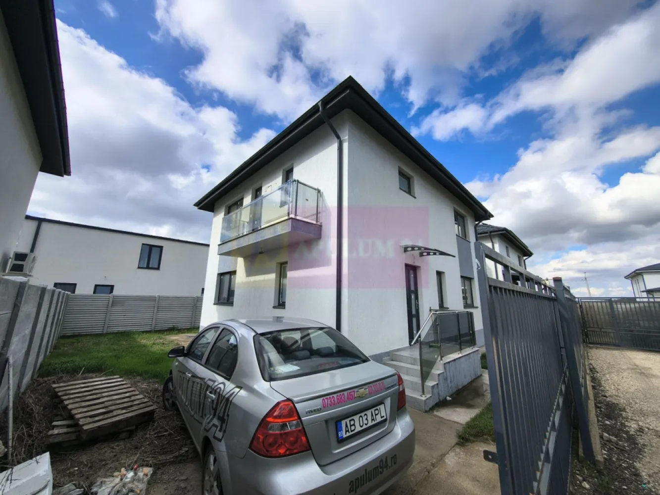 Casă individuală zona București-Ilfov în Măgurele aproape de pădure - Avem o Casă individuală de peste 120mp la câteva minute de București în zona de case-vile noi din cartierul Alunișu, în imediata apropiere a pădurii din jurul Institutului de Cercetare Măgurele. Un imobil accesibil și la propriu și la figurat. Avem acces facil din București Antiaeriană - Șoseaua Măgurele, din Centura București care se face la două benzi pe sens, sau din Giurgiului cu acces facil la viitoarea stație de Metrou (Gara Progresu- Jilava). Acces facil la mijloace de transport și centre comerciale, școli și grădinițe. Casa este dispusă pe două nivele, parter și etaj, este recepționată 2022 și finalizată 2025, aproape gata de mutat, trebuie doar mobilată. Casa este individuală, singur curte, imobilul neavând calcan pe nici o parte și bucurându-se astfel de un plus de siguranță și intimitate. Parterul oferă acces și spre zona de terasă din spatele casei. Avem o suprafață de aproximativ 60 mp pe fiecare nivel. Parterul include un living, o baie și bucătăria. Livingul este spațios ce poate avea și funcție de salon, de sală de dans, zonă de socializare sau de loisir funcție de amenajările interioare, permite accesul spre terasă și curte care este suficient de mare pentru a vă bucura de ea și este foarte ușor de amenajat și întreținut. Bucătăria este mare, închisă și poate fi simultan locul de gătit și de luat masa, este luminoasă orientată către sud iar grupul sanitar de la parter care beneficiază de fereastră la fel ca cel . La etaj avem 3 dormitoare și un grup sanitar cu posibilitatea de a mai amenaja unul. Dormitorul matrimonial aflat în capătul scărilor este orientat către sud și beneficiază de balcon deschis și de un dressing ce poate fi transformat în baie matrimonială. Alături de baia de la etaj avem un dormitor orientat spre răsărit de 10mp care poate fi camera copiilor și mai avem un dormitor mare care este orientat spre pădurea Institutului. Din holul de la etaj avem acces și spre pod unde se poate crea o zonă de depozitare. Acoperișul casei este tip tablă, iar casa este bine izolată. Instalația electrică este foarte bine făcută cu un panou electric ce asigură mai multe circuite, avem numeroase prize duble dispuse în fiecare încăpere, deasemenea și instalația sanitară. Casa se poate încălzi și electric iar gazele sunt în apropiere, și canalizarea la fel, la colțul străzii 250m, recomandarea proprietarului este însă încălzirea pe peleți datorită prețului mai mic . Apa menajeră este captată din puțul propriu, fosa septică este deasemenea proprie doar acestui imobil. Vă oferim o casă nouă pe care o puteți personaliza după bunul plac. Prețul include TVA, Pentru mai multe detalii și programarea de vizionări nu ezitați să mă contactați, Daniel, Apulum 94. La vizionare se semnează contractul de prestări servicii cu agenția, comisionul agenției fiind de 2%+TVA. Vă aștept să luați o decizie valoroasă, o decizie care trebuie totuși luată în timp util deoarece este ofertă unică.