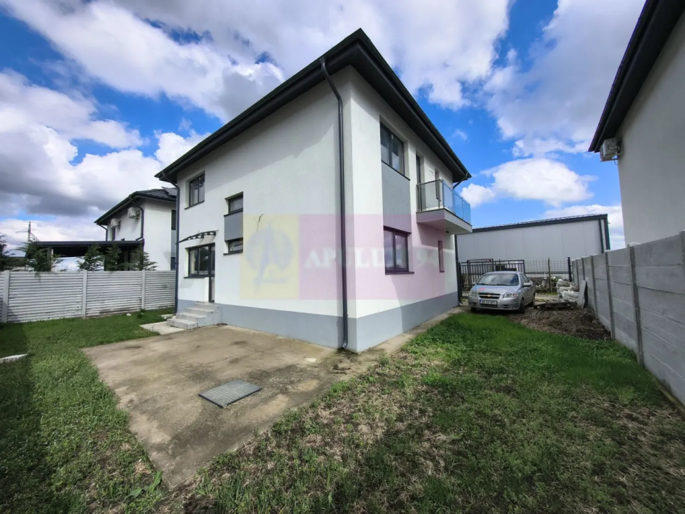 Casă individuală zona București-Ilfov în Măgurele aproape de pădure - Avem o Casă individuală de peste 120mp la câteva minute de București în zona de case-vile noi din cartierul Alunișu, în imediata apropiere a pădurii din jurul Institutului de Cercetare Măgurele. Un imobil accesibil și la propriu și la figurat. Avem acces facil din București Antiaeriană - Șoseaua Măgurele, din Centura București care se face la două benzi pe sens, sau din Giurgiului cu acces facil la viitoarea stație de Metrou (Gara Progresu- Jilava). Acces facil la mijloace de transport și centre comerciale, școli și grădinițe. Casa este dispusă pe două nivele, parter și etaj, este recepționată 2022 și finalizată 2025, aproape gata de mutat, trebuie doar mobilată. Casa este individuală, singur curte, imobilul neavând calcan pe nici o parte și bucurându-se astfel de un plus de siguranță și intimitate. Parterul oferă acces și spre zona de terasă din spatele casei. Avem o suprafață de aproximativ 60 mp pe fiecare nivel. Parterul include un living, o baie și bucătăria. Livingul este spațios ce poate avea și funcție de salon, de sală de dans, zonă de socializare sau de loisir funcție de amenajările interioare, permite accesul spre terasă și curte care este suficient de mare pentru a vă bucura de ea și este foarte ușor de amenajat și întreținut. Bucătăria este mare, închisă și poate fi simultan locul de gătit și de luat masa, este luminoasă orientată către sud iar grupul sanitar de la parter care beneficiază de fereastră la fel ca cel . La etaj avem 3 dormitoare și un grup sanitar cu posibilitatea de a mai amenaja unul. Dormitorul matrimonial aflat în capătul scărilor este orientat către sud și beneficiază de balcon deschis și de un dressing ce poate fi transformat în baie matrimonială. Alături de baia de la etaj avem un dormitor orientat spre răsărit de 10mp care poate fi camera copiilor și mai avem un dormitor mare care este orientat spre pădurea Institutului. Din holul de la etaj avem acces și spre pod unde se poate crea o zonă de depozitare. Acoperișul casei este tip tablă, iar casa este bine izolată. Instalația electrică este foarte bine făcută cu un panou electric ce asigură mai multe circuite, avem numeroase prize duble dispuse în fiecare încăpere, deasemenea și instalația sanitară. Casa se poate încălzi și electric iar gazele sunt în apropiere, și canalizarea la fel, la colțul străzii 250m, recomandarea proprietarului este însă încălzirea pe peleți datorită prețului mai mic . Apa menajeră este captată din puțul propriu, fosa septică este deasemenea proprie doar acestui imobil. Vă oferim o casă nouă pe care o puteți personaliza după bunul plac. Prețul include TVA, Pentru mai multe detalii și programarea de vizionări nu ezitați să mă contactați, Daniel, Apulum 94. La vizionare se semnează contractul de prestări servicii cu agenția, comisionul agenției fiind de 2%+TVA. Vă aștept să luați o decizie valoroasă, o decizie care trebuie totuși luată în timp util deoarece este ofertă unică.