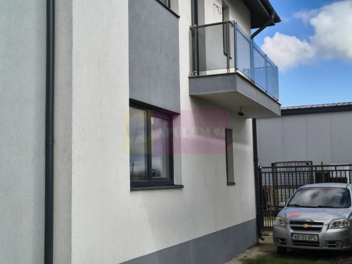 Casă individuală zona București-Ilfov în Măgurele aproape de pădure - Avem o Casă individuală de peste 120mp la câteva minute de București în zona de case-vile noi din cartierul Alunișu, în imediata apropiere a pădurii din jurul Institutului de Cercetare Măgurele. Un imobil accesibil și la propriu și la figurat. Avem acces facil din București Antiaeriană - Șoseaua Măgurele, din Centura București care se face la două benzi pe sens, sau din Giurgiului cu acces facil la viitoarea stație de Metrou (Gara Progresu- Jilava). Acces facil la mijloace de transport și centre comerciale, școli și grădinițe. Casa este dispusă pe două nivele, parter și etaj, este recepționată 2022 și finalizată 2025, aproape gata de mutat, trebuie doar mobilată. Casa este individuală, singur curte, imobilul neavând calcan pe nici o parte și bucurându-se astfel de un plus de siguranță și intimitate. Parterul oferă acces și spre zona de terasă din spatele casei. Avem o suprafață de aproximativ 60 mp pe fiecare nivel. Parterul include un living, o baie și bucătăria. Livingul este spațios ce poate avea și funcție de salon, de sală de dans, zonă de socializare sau de loisir funcție de amenajările interioare, permite accesul spre terasă și curte care este suficient de mare pentru a vă bucura de ea și este foarte ușor de amenajat și întreținut. Bucătăria este mare, închisă și poate fi simultan locul de gătit și de luat masa, este luminoasă orientată către sud iar grupul sanitar de la parter care beneficiază de fereastră la fel ca cel . La etaj avem 3 dormitoare și un grup sanitar cu posibilitatea de a mai amenaja unul. Dormitorul matrimonial aflat în capătul scărilor este orientat către sud și beneficiază de balcon deschis și de un dressing ce poate fi transformat în baie matrimonială. Alături de baia de la etaj avem un dormitor orientat spre răsărit de 10mp care poate fi camera copiilor și mai avem un dormitor mare care este orientat spre pădurea Institutului. Din holul de la etaj avem acces și spre pod unde se poate crea o zonă de depozitare. Acoperișul casei este tip tablă, iar casa este bine izolată. Instalația electrică este foarte bine făcută cu un panou electric ce asigură mai multe circuite, avem numeroase prize duble dispuse în fiecare încăpere, deasemenea și instalația sanitară. Casa se poate încălzi și electric iar gazele sunt în apropiere, și canalizarea la fel, la colțul străzii 250m, recomandarea proprietarului este însă încălzirea pe peleți datorită prețului mai mic . Apa menajeră este captată din puțul propriu, fosa septică este deasemenea proprie doar acestui imobil. Vă oferim o casă nouă pe care o puteți personaliza după bunul plac. Prețul include TVA, Pentru mai multe detalii și programarea de vizionări nu ezitați să mă contactați, Daniel, Apulum 94. La vizionare se semnează contractul de prestări servicii cu agenția, comisionul agenției fiind de 2%+TVA. Vă aștept să luați o decizie valoroasă, o decizie care trebuie totuși luată în timp util deoarece este ofertă unică.
