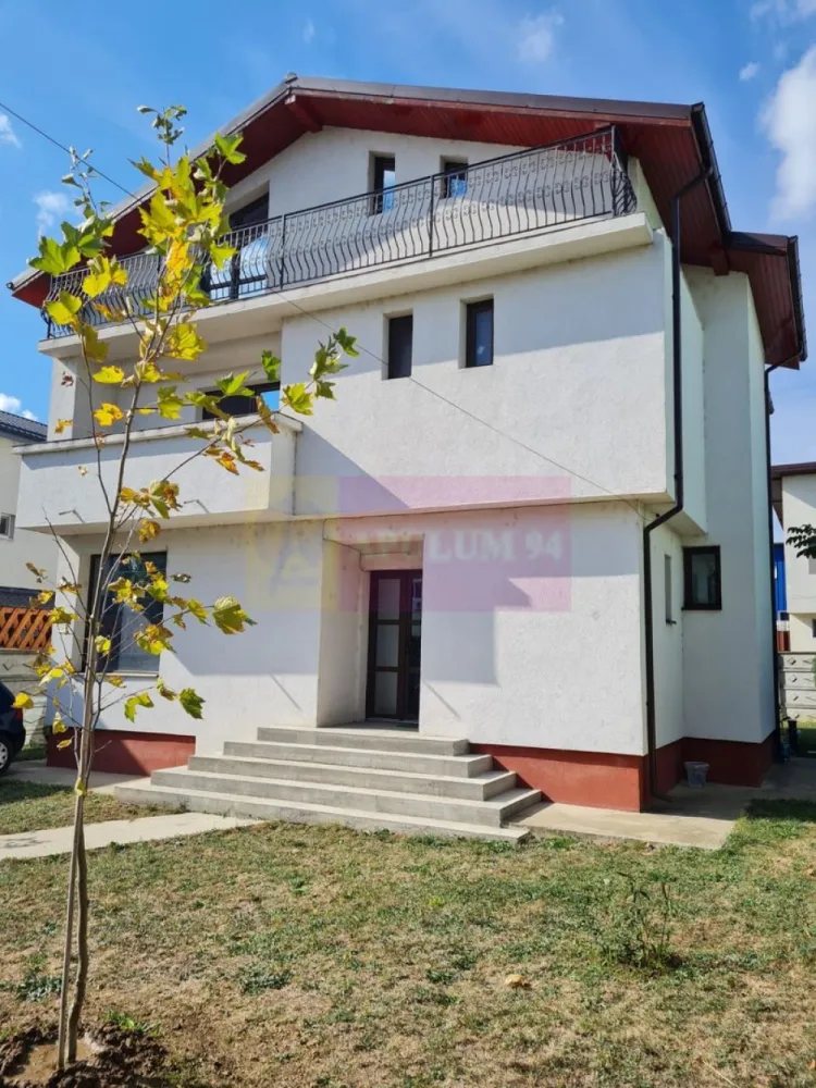 Vila individuala Bragadiru. - Apulum 94 va propune o vila P+1+M, situata in zona Bragadiru, in apropiere de Soseaua Clinceni. Zona este foarte curata, apropiata de Parcul Bragadiru, de hypermarket, de statie stb.
Vila este construita in 2014, pe cadre si stalpi de beton, cu umplutura de caramida porotherm, si cu placi de beton peste fiecare nivel. Este izolata pe exterior cu polistiren de 12, acoperita cu tabla Carretta si izolatie pe acoperis. 
Este racordata la toate utilitatile- gaze, apa, canal, curent, are centrala termica pe gaze cu calorifere si toate instalatiile functionale, avand si put forat la 45 metri adancime. In interior este la gri, cu sapa autonivelanta, tamplarie Rehau , zugravita.
Interiorul are o compartimentare foarte buna si utila astfel:
parter= bucatarie+ loc de luat masa+ baie+ hol+ terasa
etaj= 3 dormitoare ( unul matrimonial)+ baie+ 3 balcoane
mansarda = camera mare open space+ baie+ balcon.
Curtea este amenajata cu gazon verde. 
Pentru mai multe detalii si vizionare nu ezitati sa ma contactati pe nr 0733683446- Laura Ionescu.