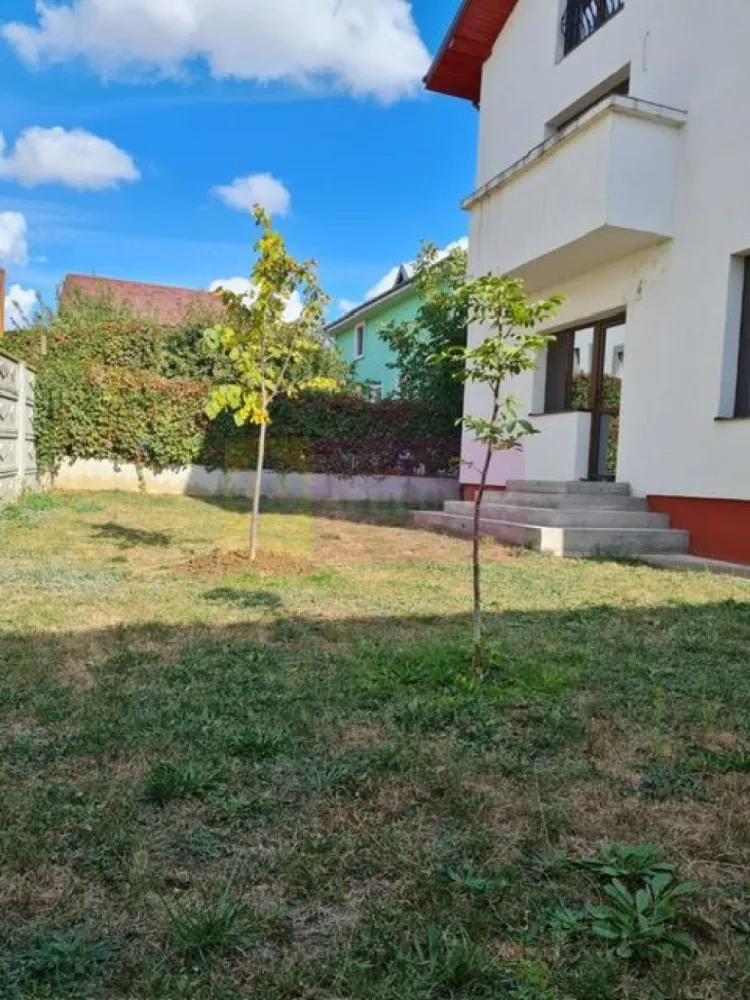Vila individuala Bragadiru. - Apulum 94 va propune o vila P+1+M, situata in zona Bragadiru, in apropiere de Soseaua Clinceni. Zona este foarte curata, apropiata de Parcul Bragadiru, de hypermarket, de statie stb.
Vila este construita in 2014, pe cadre si stalpi de beton, cu umplutura de caramida porotherm, si cu placi de beton peste fiecare nivel. Este izolata pe exterior cu polistiren de 12, acoperita cu tabla Carretta si izolatie pe acoperis. 
Este racordata la toate utilitatile- gaze, apa, canal, curent, are centrala termica pe gaze cu calorifere si toate instalatiile functionale, avand si put forat la 45 metri adancime. In interior este la gri, cu sapa autonivelanta, tamplarie Rehau , zugravita.
Interiorul are o compartimentare foarte buna si utila astfel:
parter= bucatarie+ loc de luat masa+ baie+ hol+ terasa
etaj= 3 dormitoare ( unul matrimonial)+ baie+ 3 balcoane
mansarda = camera mare open space+ baie+ balcon.
Curtea este amenajata cu gazon verde. 
Pentru mai multe detalii si vizionare nu ezitati sa ma contactati pe nr 0733683446- Laura Ionescu.