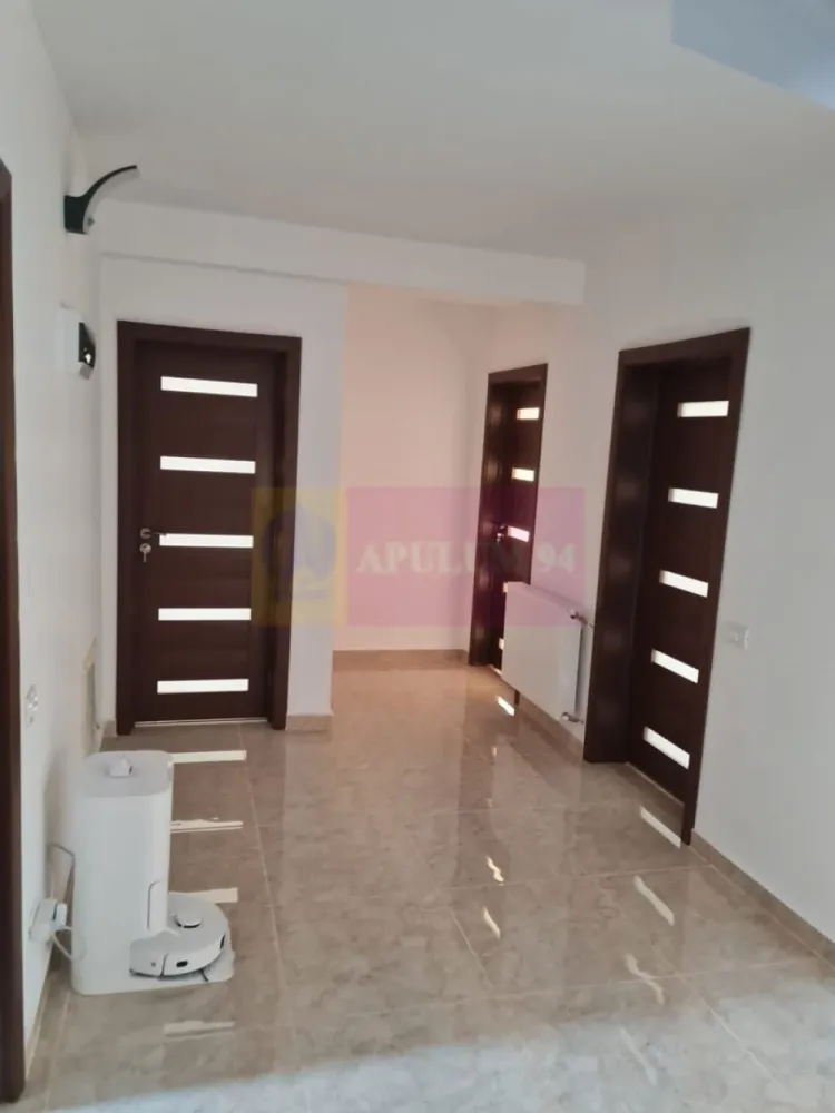 Vila individuala Bragadiru. - Apulum 94 va propune o vila P+1+M, situata in zona Bragadiru, in apropiere de Soseaua Clinceni. Zona este foarte curata, apropiata de Parcul Bragadiru, de hypermarket, de statie stb.
Vila este construita in 2014, pe cadre si stalpi de beton, cu umplutura de caramida porotherm, si cu placi de beton peste fiecare nivel. Este izolata pe exterior cu polistiren de 12, acoperita cu tabla Carretta si izolatie pe acoperis. 
Este racordata la toate utilitatile- gaze, apa, canal, curent, are centrala termica pe gaze cu calorifere si toate instalatiile functionale, avand si put forat la 45 metri adancime. In interior este la gri, cu sapa autonivelanta, tamplarie Rehau , zugravita.
Interiorul are o compartimentare foarte buna si utila astfel:
parter= bucatarie+ loc de luat masa+ baie+ hol+ terasa
etaj= 3 dormitoare ( unul matrimonial)+ baie+ 3 balcoane
mansarda = camera mare open space+ baie+ balcon.
Curtea este amenajata cu gazon verde. 
Pentru mai multe detalii si vizionare nu ezitati sa ma contactati pe nr 0733683446- Laura Ionescu.