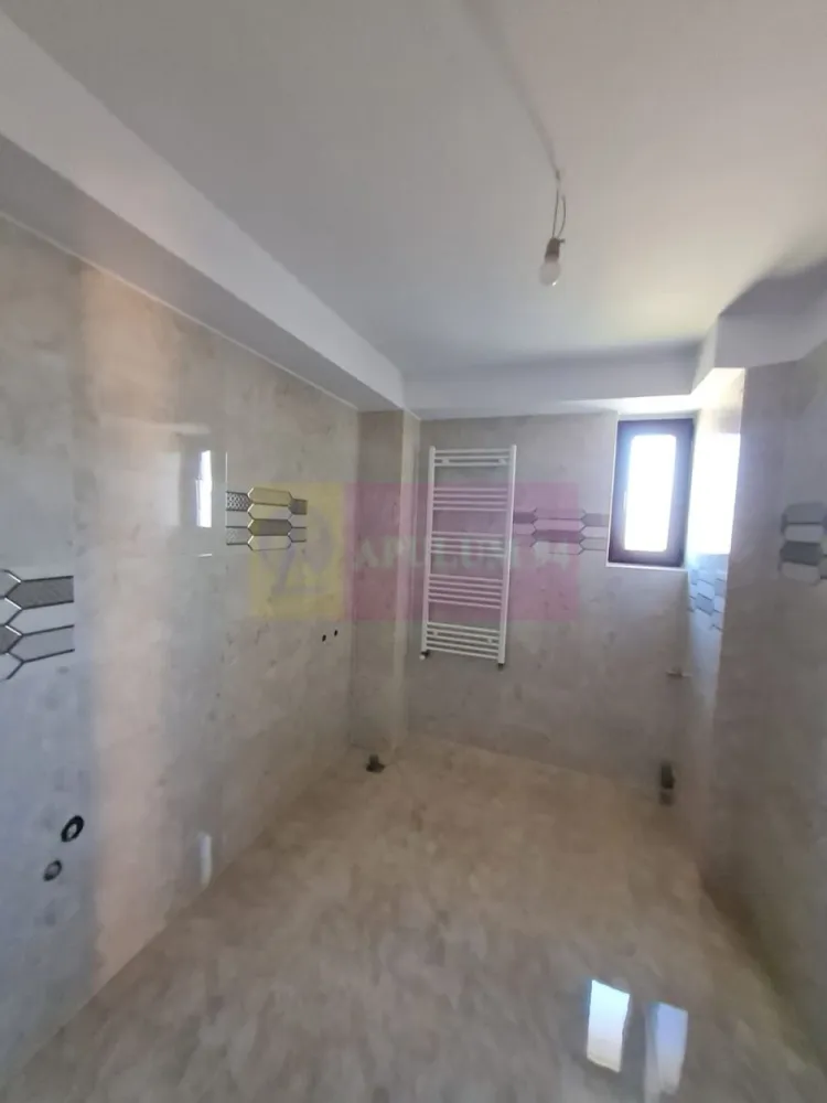 Vila individuala Bragadiru. - Apulum 94 va propune o vila P+1+M, situata in zona Bragadiru, in apropiere de Soseaua Clinceni. Zona este foarte curata, apropiata de Parcul Bragadiru, de hypermarket, de statie stb.
Vila este construita in 2014, pe cadre si stalpi de beton, cu umplutura de caramida porotherm, si cu placi de beton peste fiecare nivel. Este izolata pe exterior cu polistiren de 12, acoperita cu tabla Carretta si izolatie pe acoperis. 
Este racordata la toate utilitatile- gaze, apa, canal, curent, are centrala termica pe gaze cu calorifere si toate instalatiile functionale, avand si put forat la 45 metri adancime. In interior este la gri, cu sapa autonivelanta, tamplarie Rehau , zugravita.
Interiorul are o compartimentare foarte buna si utila astfel:
parter= bucatarie+ loc de luat masa+ baie+ hol+ terasa
etaj= 3 dormitoare ( unul matrimonial)+ baie+ 3 balcoane
mansarda = camera mare open space+ baie+ balcon.
Curtea este amenajata cu gazon verde. 
Pentru mai multe detalii si vizionare nu ezitati sa ma contactati pe nr 0733683446- Laura Ionescu.