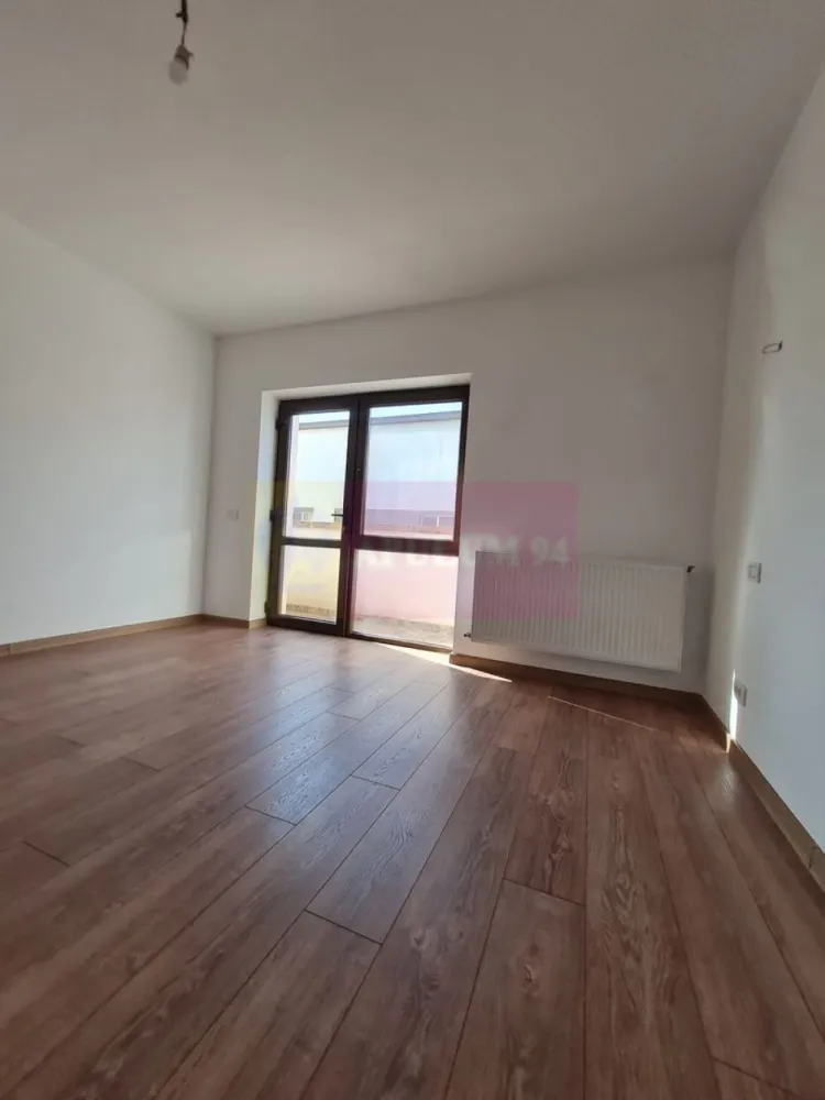 Vila individuala Bragadiru. - Apulum 94 va propune o vila P+1+M, situata in zona Bragadiru, in apropiere de Soseaua Clinceni. Zona este foarte curata, apropiata de Parcul Bragadiru, de hypermarket, de statie stb.
Vila este construita in 2014, pe cadre si stalpi de beton, cu umplutura de caramida porotherm, si cu placi de beton peste fiecare nivel. Este izolata pe exterior cu polistiren de 12, acoperita cu tabla Carretta si izolatie pe acoperis. 
Este racordata la toate utilitatile- gaze, apa, canal, curent, are centrala termica pe gaze cu calorifere si toate instalatiile functionale, avand si put forat la 45 metri adancime. In interior este la gri, cu sapa autonivelanta, tamplarie Rehau , zugravita.
Interiorul are o compartimentare foarte buna si utila astfel:
parter= bucatarie+ loc de luat masa+ baie+ hol+ terasa
etaj= 3 dormitoare ( unul matrimonial)+ baie+ 3 balcoane
mansarda = camera mare open space+ baie+ balcon.
Curtea este amenajata cu gazon verde. 
Pentru mai multe detalii si vizionare nu ezitati sa ma contactati pe nr 0733683446- Laura Ionescu.
