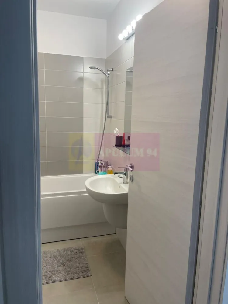 Apartament 2 camere complex Dimri Prelungirea Ghencea. - Compania imobiliara Apulum 94 va propune spre inchiriere un apartament de 2 camere situat in Complexul Dimri- Prelungirea Ghencea. 
Apartamentul se ala la etajul 5/11, este finisat in totalitate cu finisaje de buna calitate, cu centrala proprie pe gaze.
 Este cu bucataria utilata , echipata cu plita gaz, cuptor electric, frigider, cuptor cu microunde, masina de spalat rufe.
Este mobilat in totalitate , inclusiv mobilier terasa. 
Beneficiaza si de un loc de parcare. 
Complexul are toate facilitatile: piscina, spatii verzi, locuri de joaca pentru copii, camere video, magazin Mega Image, five5 to go, sala fitness, pepco. 
Complexul are in fata statie de autobuz.
Pentru vizionare si mai multe detalii nu ezitati sa ma contactati pe nr 0733683446- Laura Ionescu.