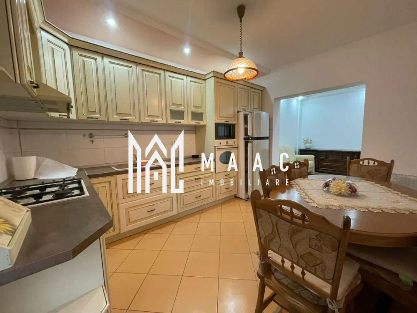 Apartament 5 camere | 105MPU | Curte | Zona Sub Arini - MAAC Imobiliare vă propune spre închiriere un apartament deosebit, situat la parterul unei vile elegante, într-una dintre cele mai apreciate zone din Sibiu – Parcul Sub Arini, o locație premium, liniștită și extrem de bine conectată. Proprietatea se remarcă prin spații generoase și o compartimentare practică, fiind ideală pentru rezidență, birou sau activități care necesită un cadru reprezentativ. Apartamentul este compus din patru dormitoare luminoase și bine proporționate, un living confortabil, o bucătărie modernă, complet mobilată și utilată, cu acces direct pe terasa din spate, o baie spațioasă cu geam pentru aerisire naturală, un dressing practic, un hol larg și primitor, precum și un spațiu de depozitare cu posibilitate de amenajare a unei a doua băi. Un avantaj important îl reprezintă curtea proprie, care oferă intimitate și funcționalitate: în partea din față există loc de parcare pe curte pavată, iar în spate o curte privată, ideală pentru relaxare. Apartamentul beneficiază de dotări și finisaje de calitate, precum centrală termică proprie cu spațiu tehnic separat, încălzire cu calorifere, parchet, gresie și faianță, tâmplărie PVC cu geam termopan și rulouri exterioare, precum și izolație termică a clădirii, pentru un confort sporit pe tot parcursul anului. Avantaje locație: acces imediat la Parcul Sub Arini, una dintre cele mai verzi și apreciate zone de recreere din oraș, proximitate față de centrul istoric al Sibiului, acces rapid către școli, grădinițe, instituții, restaurante și cafenele, precum și conexiuni excelente către principalele artere de circulație. Pentru mai multe detalii sau pentru a programa o vizionare, vă rugăm să ne contactați. Specificați ID-ul CP2861021. }}