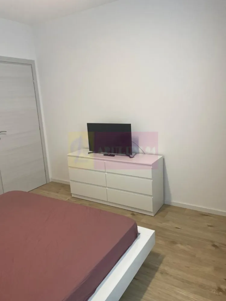 Apartament 2 camere complex Dimri Prelungirea Ghencea. - Compania imobiliara Apulum 94 va propune spre inchiriere un apartament de 2 camere situat in Complexul Dimri- Prelungirea Ghencea. 
Apartamentul se ala la etajul 5/11, este finisat in totalitate cu finisaje de buna calitate, cu centrala proprie pe gaze.
 Este cu bucataria utilata , echipata cu plita gaz, cuptor electric, frigider, cuptor cu microunde, masina de spalat rufe.
Este mobilat in totalitate , inclusiv mobilier terasa. 
Beneficiaza si de un loc de parcare. 
Complexul are toate facilitatile: piscina, spatii verzi, locuri de joaca pentru copii, camere video, magazin Mega Image, five5 to go, sala fitness, pepco. 
Complexul are in fata statie de autobuz.
Pentru vizionare si mai multe detalii nu ezitati sa ma contactati pe nr 0733683446- Laura Ionescu.
