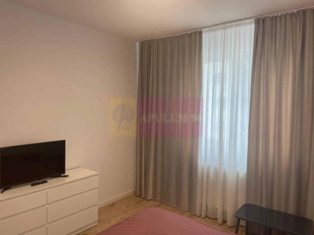 Apartament 2 camere complex Dimri Prelungirea Ghencea. - Compania imobiliara Apulum 94 va propune spre inchiriere un apartament de 2 camere situat in Complexul Dimri- Prelungirea Ghencea. 
Apartamentul se ala la etajul 5/11, este finisat in totalitate cu finisaje de buna calitate, cu centrala proprie pe gaze.
 Este cu bucataria utilata , echipata cu plita gaz, cuptor electric, frigider, cuptor cu microunde, masina de spalat rufe.
Este mobilat in totalitate , inclusiv mobilier terasa. 
Beneficiaza si de un loc de parcare. 
Complexul are toate facilitatile: piscina, spatii verzi, locuri de joaca pentru copii, camere video, magazin Mega Image, five5 to go, sala fitness, pepco. 
Complexul are in fata statie de autobuz.
Pentru vizionare si mai multe detalii nu ezitati sa ma contactati pe nr 0733683446- Laura Ionescu.