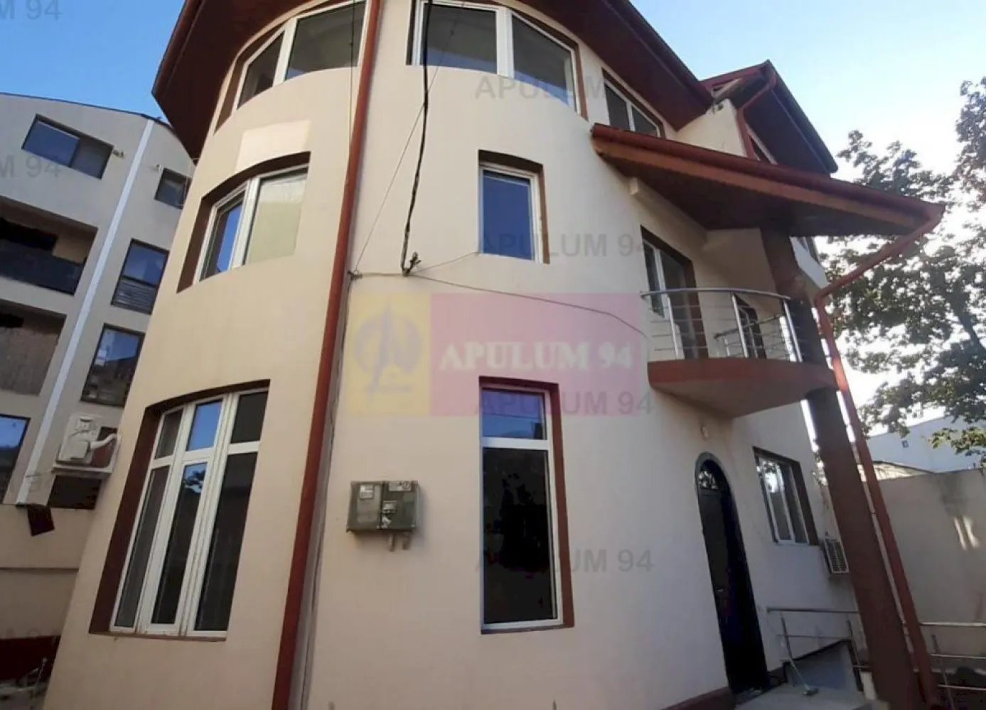 Casă-Vilă Brâncoveanu-Secuilor - Vă propun spre cumpărare o vilă frumoasă situată pe o stradă liniștită din spatele Spitalului de Copiii Marie Curie în apropiere de Bulevardul Brâncoveanu cu acces facil din strada Secuilor - Mega image. Este situată într-o zonă frumoasă de case-vile ferită de traficul de pe arterele circulate intens. Imobilul este construit relativ recent, acum aproximativ 20 ani, are un design deosebit și o compartimentare plăcută. Casa beneficiază de o curte mică pavată și la subsol avem un loc de parcare, deasemenea în fața casei se mai pot parca alte două mașini. La parter avem un salon din care se poate accesa zona de dinning și bucătăria. La etaj avem trei dormitoare și un grup sanitar iar la etajul 2 avem alte două dormitoare deservite de un grup sanitar. Deasupra etajului 2 avem un pod mansardabil care poate mări suprafața pentru depozitare sau poate avea o altă destinație. Pe certificatul de urbanism regim de înălțime este de P+3+M. Acoperișul este bine făcut și imobilul este foarte solid cu o structură de rezistență foarte bine realizată care permite în caz de necesitate posibilitatea unor recopartimentări. Metroul este la o distanță de 4-5 minute cu mașina sau 12-13 minute mers pe jos lejer, la fel și Parcul Tineretului/Orășelul Copiilor. Casa mai necesită anumite investiții însă nu la valori mari, sunt aspecte care se pot îmbunătăți ca la orice casă. Prețul afișat este mai accesibil tocmai în ideea de a oferi noului proprietar posibilitatea de a investi cât consideră în imobil ajungând și după investi. Proprietarul este deschis și la variante la schimb, ideal un teren sectorul 3 dar se poate și variante de apartament plus diferență în bani. Pentru mai multe detalii și programarea de vizionări nu ezitați să mă conatactați, Daniel, Apulum94. Facilităm și achiziționarea prin credit ipotecar prin intermediul partenerilor, agenția imobiliară percepe un comision de 50% din chiria aferentă unei luni și la vizionare se semnează contract de prestări servicii.