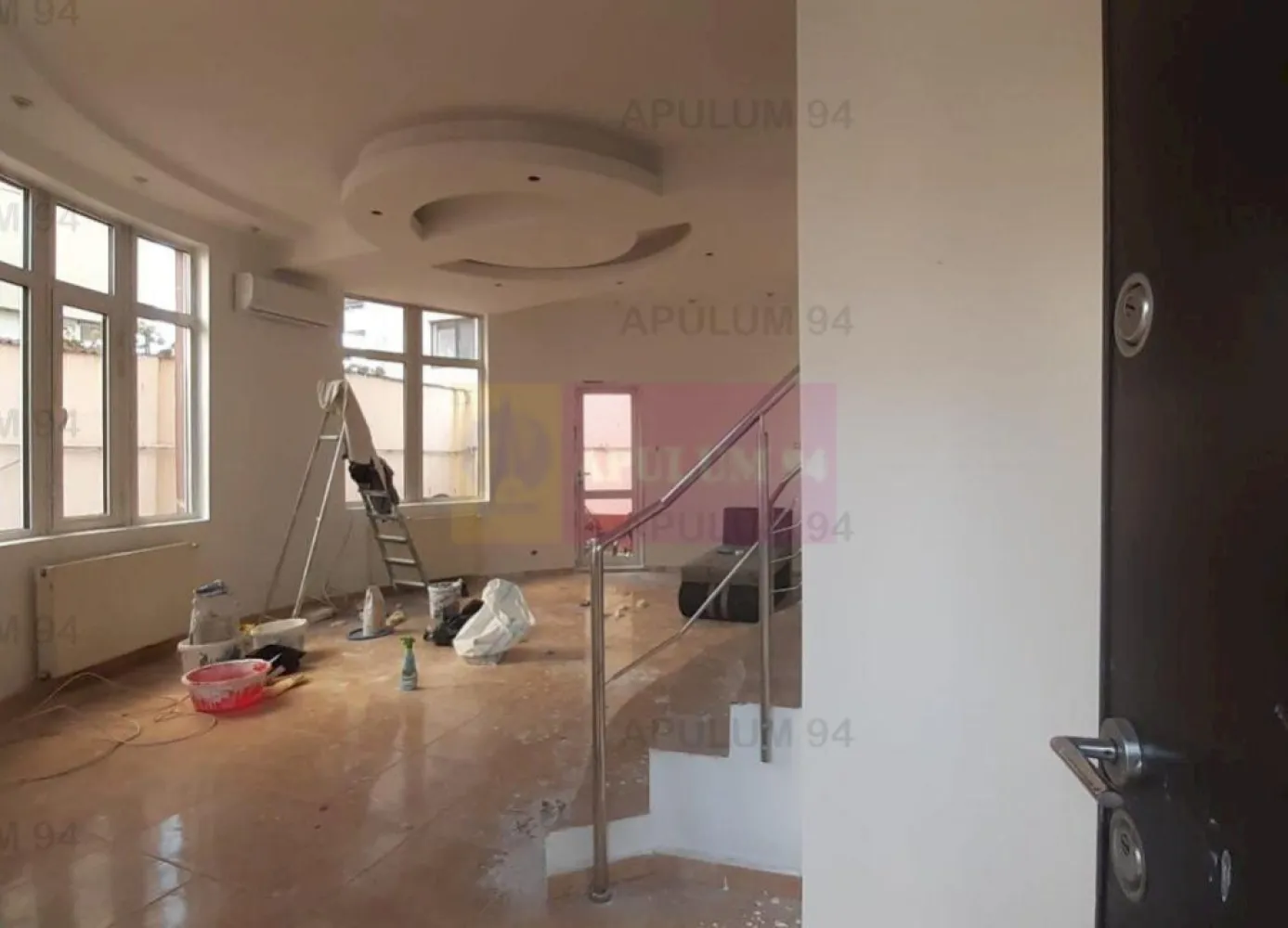 Casă-Vilă Brâncoveanu-Secuilor - Vă propun spre cumpărare o vilă frumoasă situată pe o stradă liniștită din spatele Spitalului de Copiii Marie Curie în apropiere de Bulevardul Brâncoveanu cu acces facil din strada Secuilor - Mega image. Este situată într-o zonă frumoasă de case-vile ferită de traficul de pe arterele circulate intens. Imobilul este construit relativ recent, acum aproximativ 20 ani, are un design deosebit și o compartimentare plăcută. Casa beneficiază de o curte mică pavată și la subsol avem un loc de parcare, deasemenea în fața casei se mai pot parca alte două mașini. La parter avem un salon din care se poate accesa zona de dinning și bucătăria. La etaj avem trei dormitoare și un grup sanitar iar la etajul 2 avem alte două dormitoare deservite de un grup sanitar. Deasupra etajului 2 avem un pod mansardabil care poate mări suprafața pentru depozitare sau poate avea o altă destinație. Pe certificatul de urbanism regim de înălțime este de P+3+M. Acoperișul este bine făcut și imobilul este foarte solid cu o structură de rezistență foarte bine realizată care permite în caz de necesitate posibilitatea unor recopartimentări. Metroul este la o distanță de 4-5 minute cu mașina sau 12-13 minute mers pe jos lejer, la fel și Parcul Tineretului/Orășelul Copiilor. Casa mai necesită anumite investiții însă nu la valori mari, sunt aspecte care se pot îmbunătăți ca la orice casă. Prețul afișat este mai accesibil tocmai în ideea de a oferi noului proprietar posibilitatea de a investi cât consideră în imobil ajungând și după investi. Proprietarul este deschis și la variante la schimb, ideal un teren sectorul 3 dar se poate și variante de apartament plus diferență în bani. Pentru mai multe detalii și programarea de vizionări nu ezitați să mă conatactați, Daniel, Apulum94. Facilităm și achiziționarea prin credit ipotecar prin intermediul partenerilor, agenția imobiliară percepe un comision de 50% din chiria aferentă unei luni și la vizionare se semnează contract de prestări servicii.