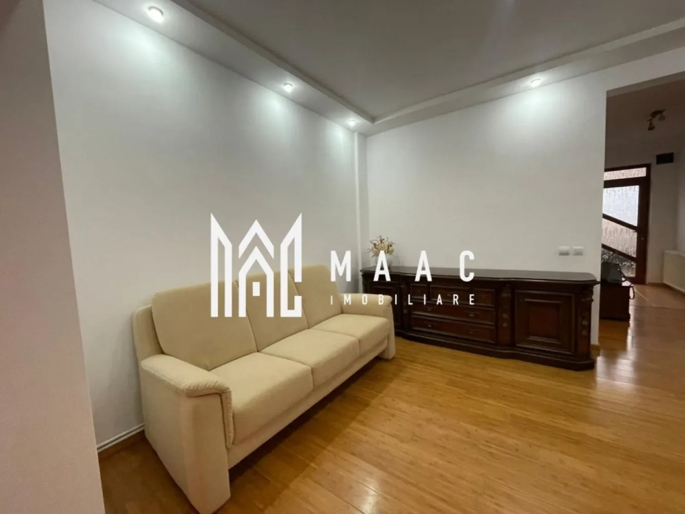 Apartament 5 camere | 105MPU | Curte | Zona Sub Arini - MAAC Imobiliare vă propune spre închiriere un apartament deosebit, situat la parterul unei vile elegante, într-una dintre cele mai apreciate zone din Sibiu – Parcul Sub Arini, o locație premium, liniștită și extrem de bine conectată. Proprietatea se remarcă prin spații generoase și o compartimentare practică, fiind ideală pentru rezidență, birou sau activități care necesită un cadru reprezentativ. Apartamentul este compus din patru dormitoare luminoase și bine proporționate, un living confortabil, o bucătărie modernă, complet mobilată și utilată, cu acces direct pe terasa din spate, o baie spațioasă cu geam pentru aerisire naturală, un dressing practic, un hol larg și primitor, precum și un spațiu de depozitare cu posibilitate de amenajare a unei a doua băi. Un avantaj important îl reprezintă curtea proprie, care oferă intimitate și funcționalitate: în partea din față există loc de parcare pe curte pavată, iar în spate o curte privată, ideală pentru relaxare. Apartamentul beneficiază de dotări și finisaje de calitate, precum centrală termică proprie cu spațiu tehnic separat, încălzire cu calorifere, parchet, gresie și faianță, tâmplărie PVC cu geam termopan și rulouri exterioare, precum și izolație termică a clădirii, pentru un confort sporit pe tot parcursul anului. Avantaje locație: acces imediat la Parcul Sub Arini, una dintre cele mai verzi și apreciate zone de recreere din oraș, proximitate față de centrul istoric al Sibiului, acces rapid către școli, grădinițe, instituții, restaurante și cafenele, precum și conexiuni excelente către principalele artere de circulație. Pentru mai multe detalii sau pentru a programa o vizionare, vă rugăm să ne contactați. Specificați ID-ul CP2861021. }}