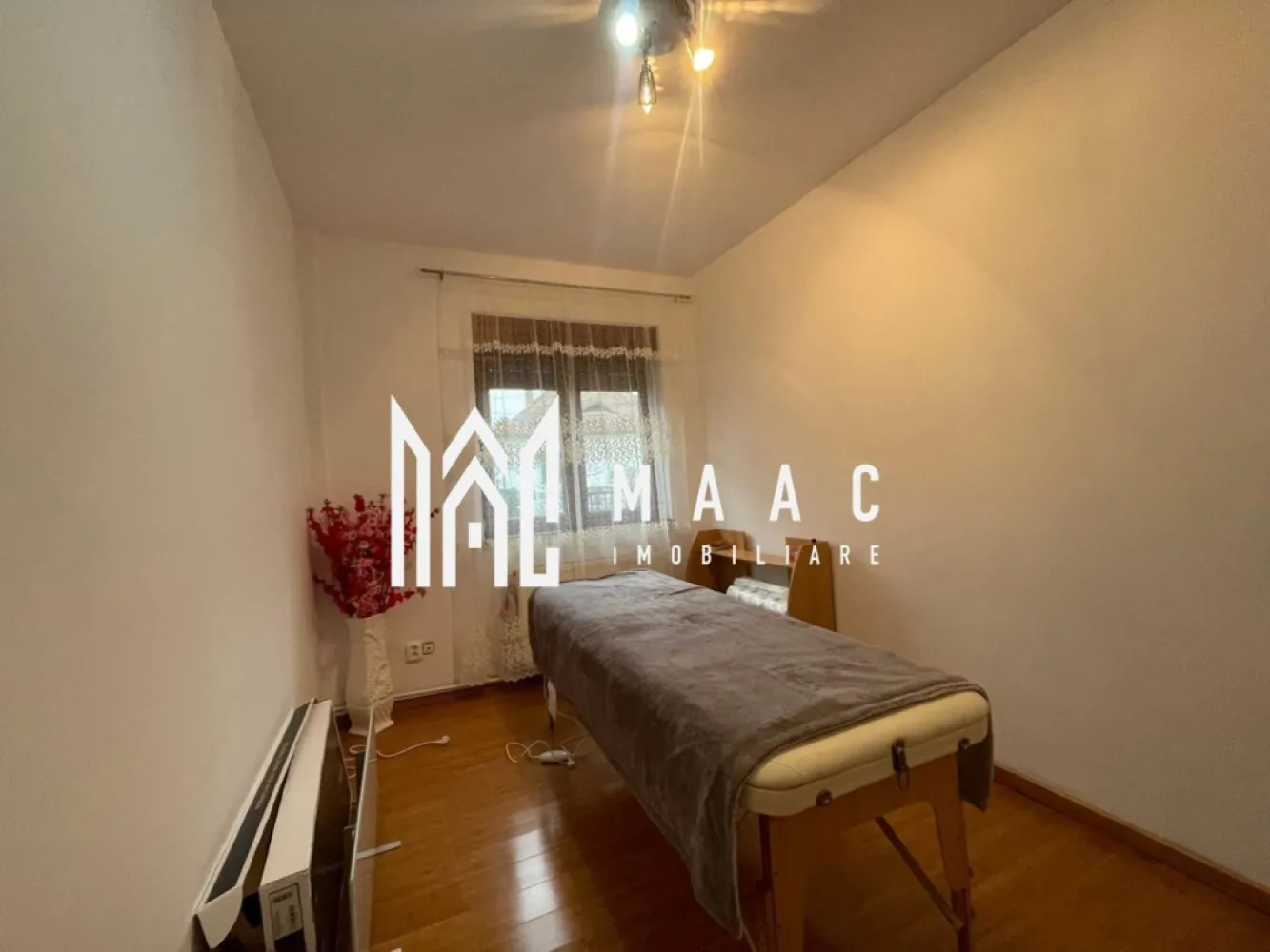 Apartament 5 camere | 105MPU | Curte | Zona Sub Arini - MAAC Imobiliare vă propune spre închiriere un apartament deosebit, situat la parterul unei vile elegante, într-una dintre cele mai apreciate zone din Sibiu – Parcul Sub Arini, o locație premium, liniștită și extrem de bine conectată. Proprietatea se remarcă prin spații generoase și o compartimentare practică, fiind ideală pentru rezidență, birou sau activități care necesită un cadru reprezentativ. Apartamentul este compus din patru dormitoare luminoase și bine proporționate, un living confortabil, o bucătărie modernă, complet mobilată și utilată, cu acces direct pe terasa din spate, o baie spațioasă cu geam pentru aerisire naturală, un dressing practic, un hol larg și primitor, precum și un spațiu de depozitare cu posibilitate de amenajare a unei a doua băi. Un avantaj important îl reprezintă curtea proprie, care oferă intimitate și funcționalitate: în partea din față există loc de parcare pe curte pavată, iar în spate o curte privată, ideală pentru relaxare. Apartamentul beneficiază de dotări și finisaje de calitate, precum centrală termică proprie cu spațiu tehnic separat, încălzire cu calorifere, parchet, gresie și faianță, tâmplărie PVC cu geam termopan și rulouri exterioare, precum și izolație termică a clădirii, pentru un confort sporit pe tot parcursul anului. Avantaje locație: acces imediat la Parcul Sub Arini, una dintre cele mai verzi și apreciate zone de recreere din oraș, proximitate față de centrul istoric al Sibiului, acces rapid către școli, grădinițe, instituții, restaurante și cafenele, precum și conexiuni excelente către principalele artere de circulație. Pentru mai multe detalii sau pentru a programa o vizionare, vă rugăm să ne contactați. Specificați ID-ul CP2861021. }}